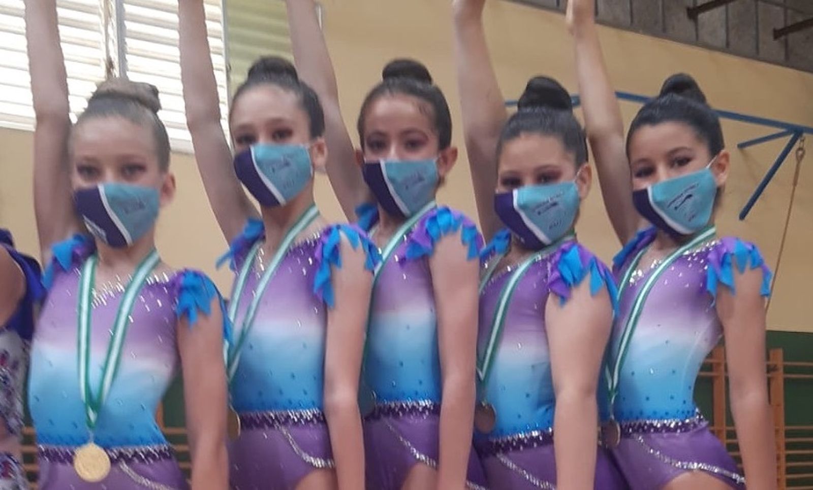 Las alumnas del CGR Jerez, en el podio ocupando el primer puesto.