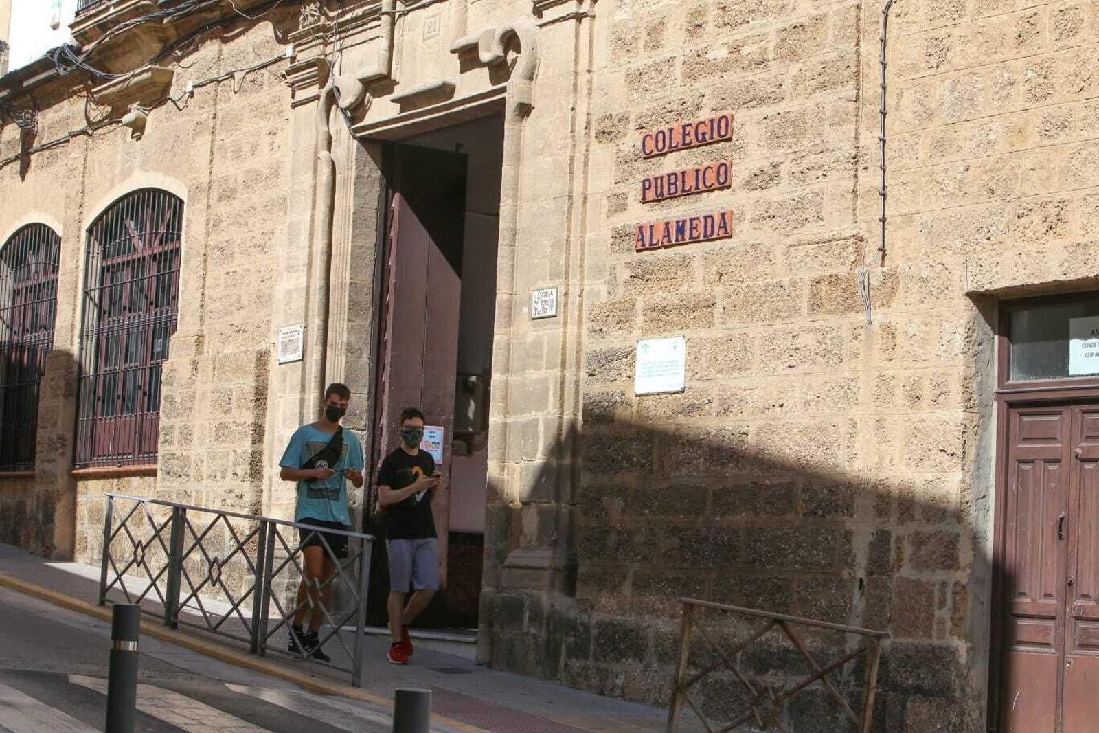 Entrada principal del colegio Alameda de Chiclana, en una imagen de hace unas semanas.