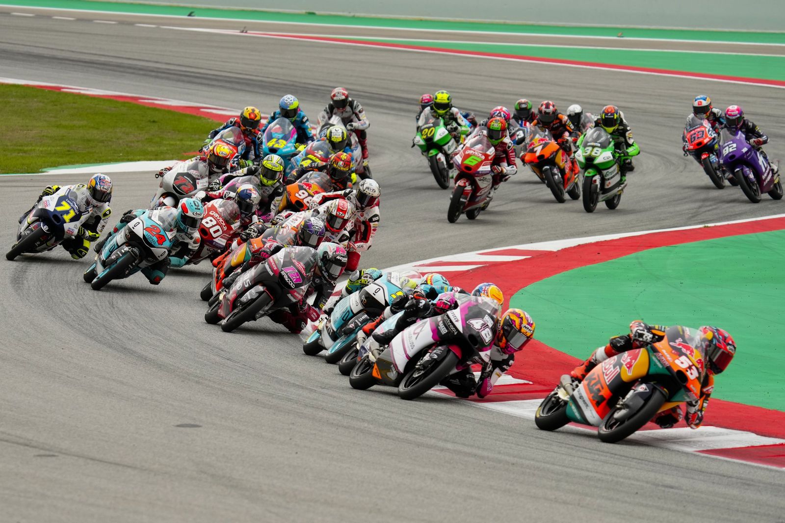 Las cariñosas fotos de Piqué, Clara Chía en el Mundial de Motos en Montmeló