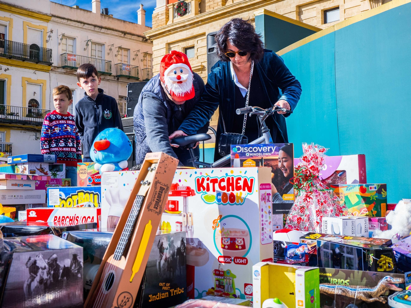 La Caravana Solidaria recoge cientos de regalos para echar una mano a los Reyes Magos en San Fernando