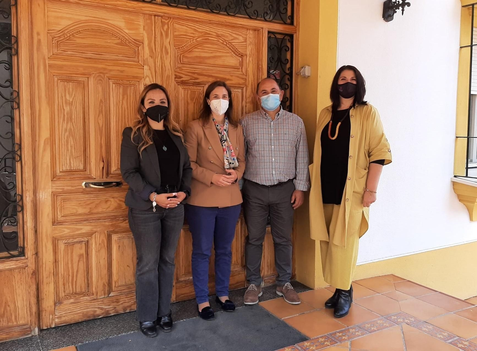 Cristina Casanueva, en el centro, durante su visita a la sede de Aperfosa.