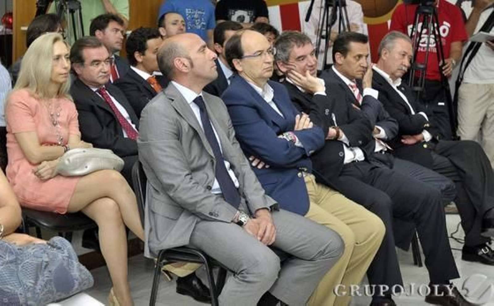 Miembros de la directiva sevillista entre el público.

Foto: Manuel Gómez