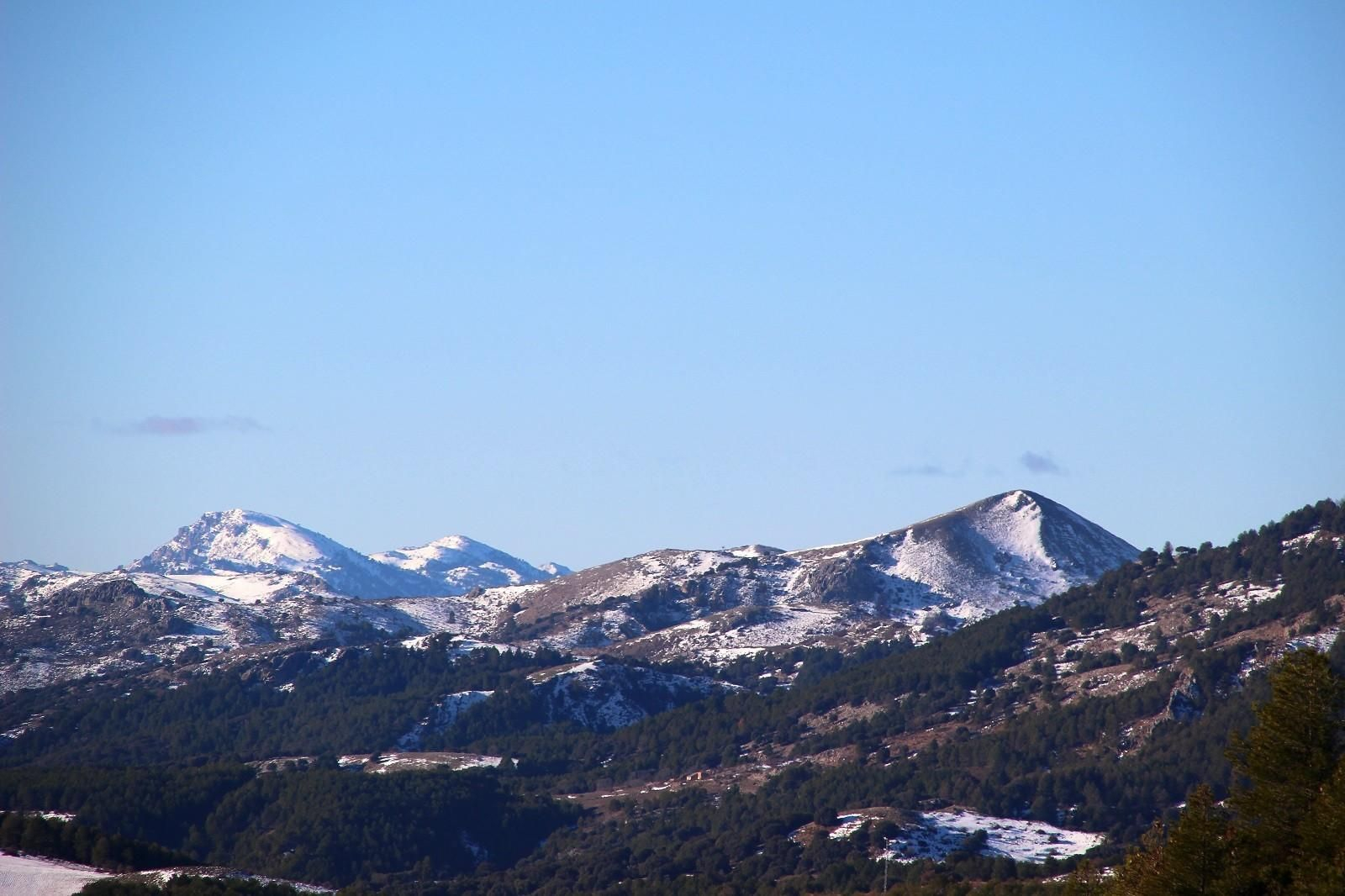 Las cumbres de la Sierra de Segura, blancas de nieve. Las cumbres de la Sierra de Segura, blancas de nieve.
