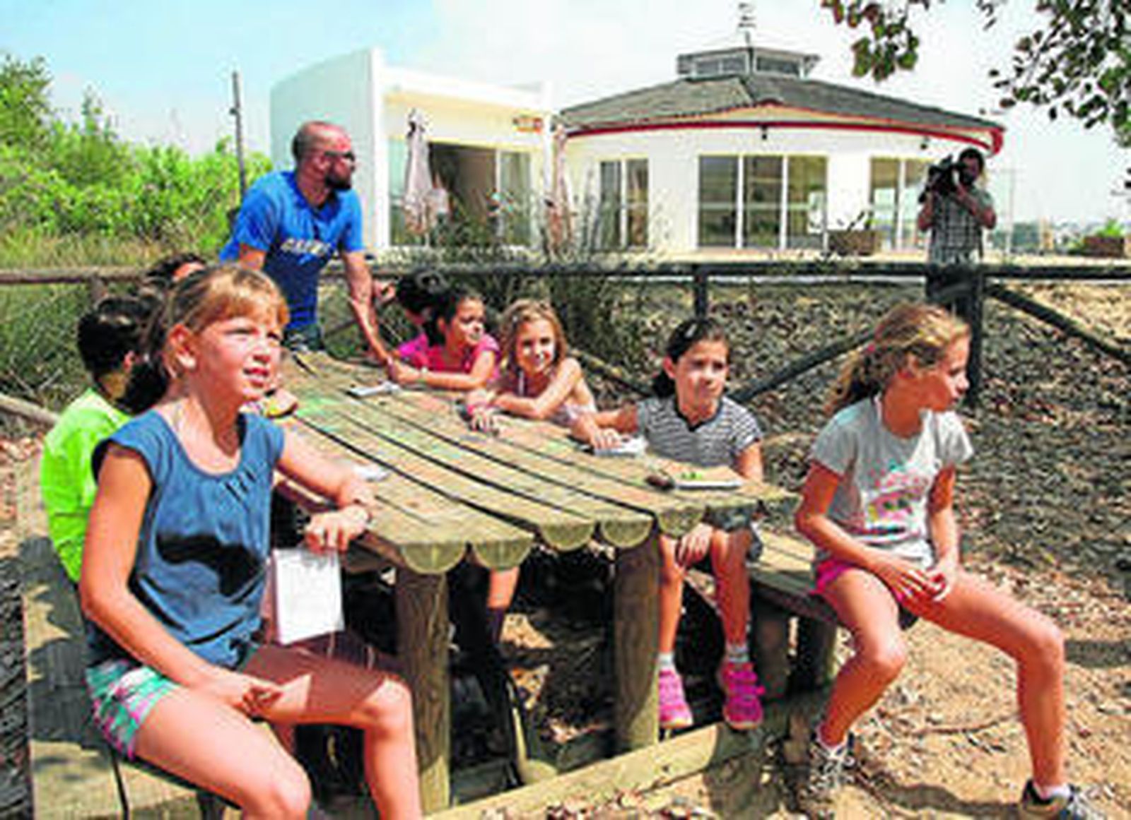 Un grupo de niños en un campamento educativo en Marismas del Odiel.