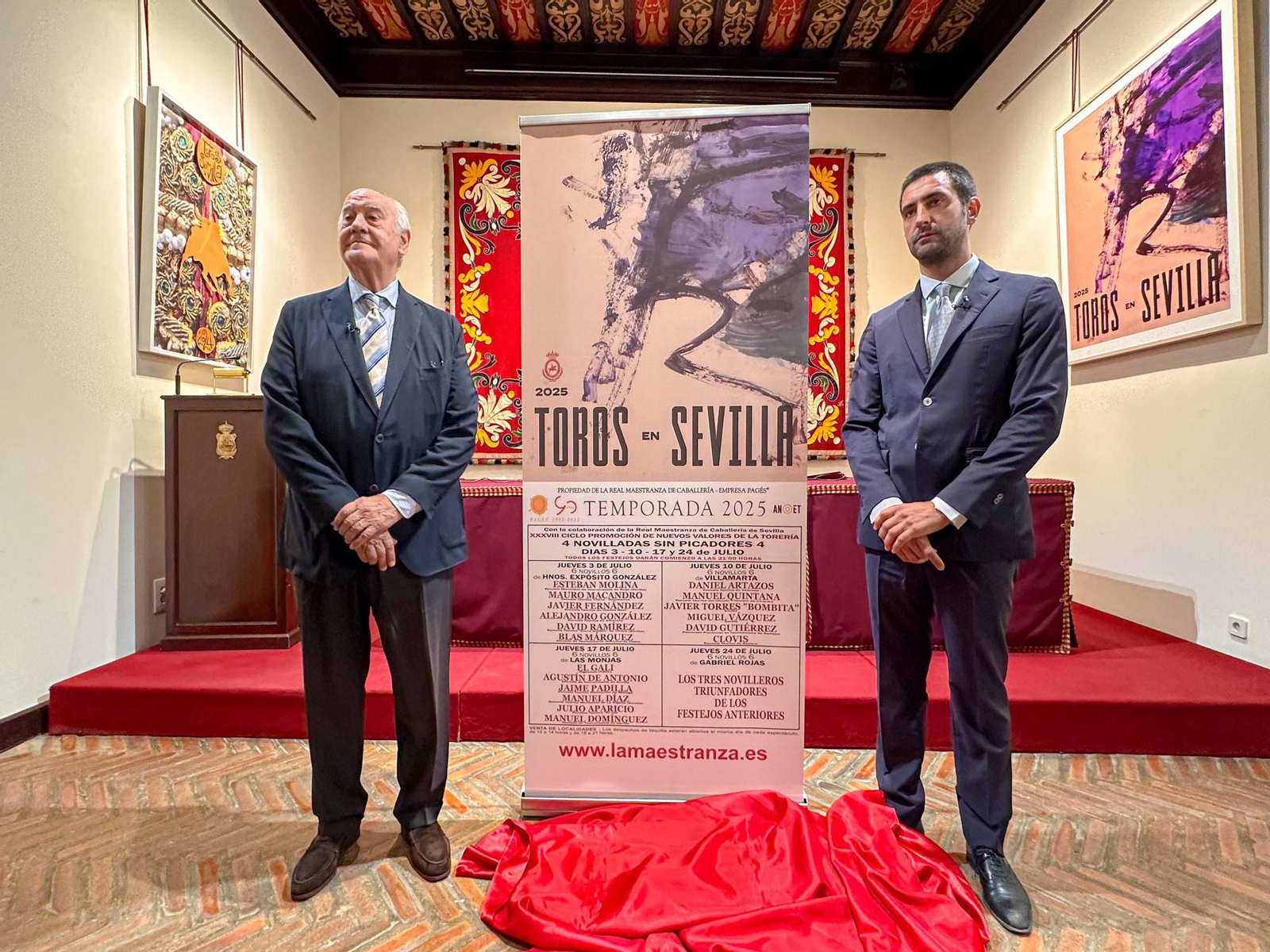 Ramón Valencia, padre e hijo, junto a los carteles de este XXXVIII Ciclo de Promoción de Nuevos Valores. Ramón Valencia, padre e hijo, junto a los carteles de este XXXVIII Ciclo de Promoción de Nuevos Valores.