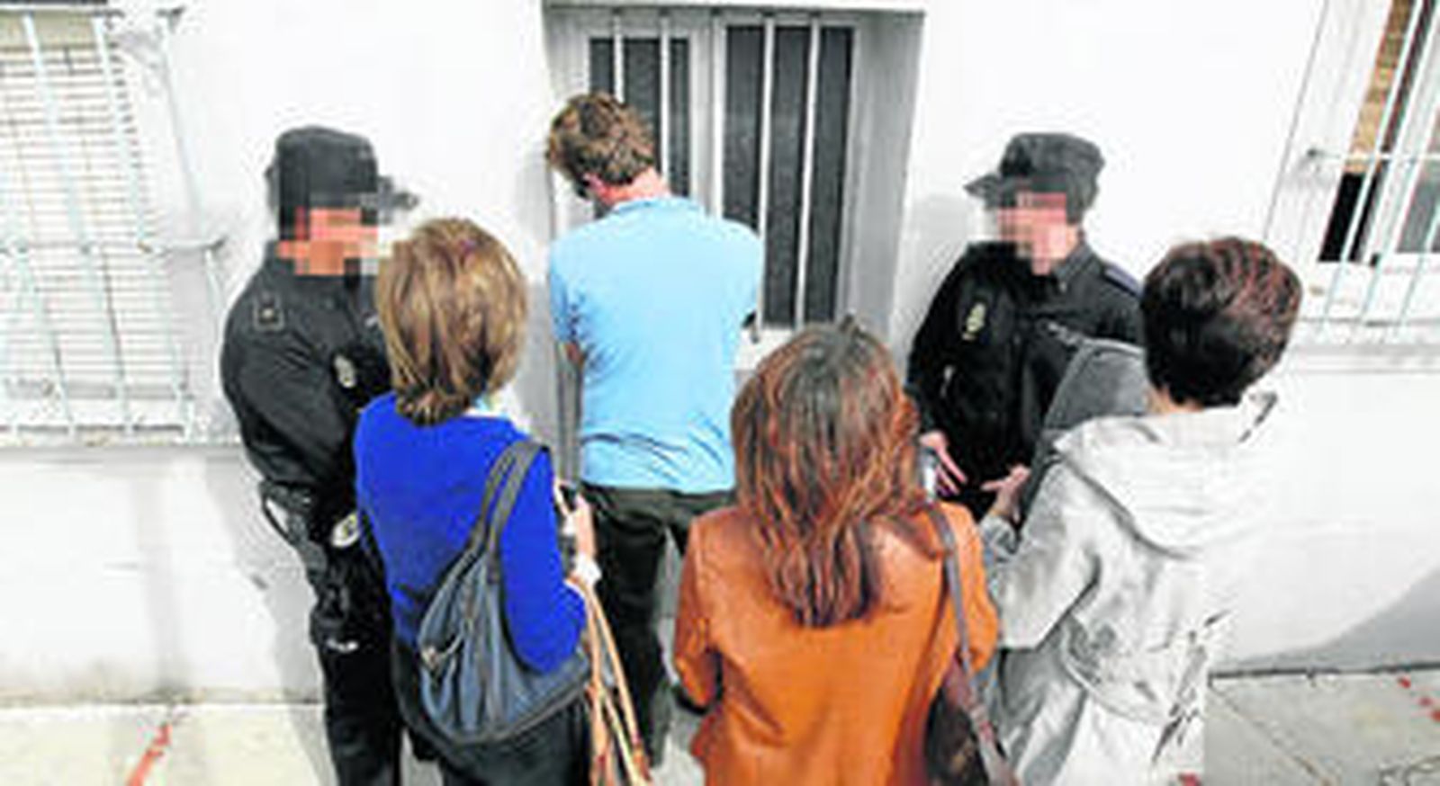 Una comisión judicial lleva a cabo el lanzamiento de una vivienda.