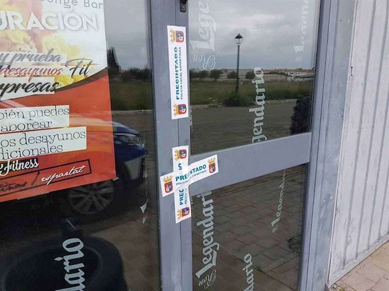 Cristaleras cubiertas del gimnasio precintado en Espartinas por mantener su actividad durante la cuarentena.