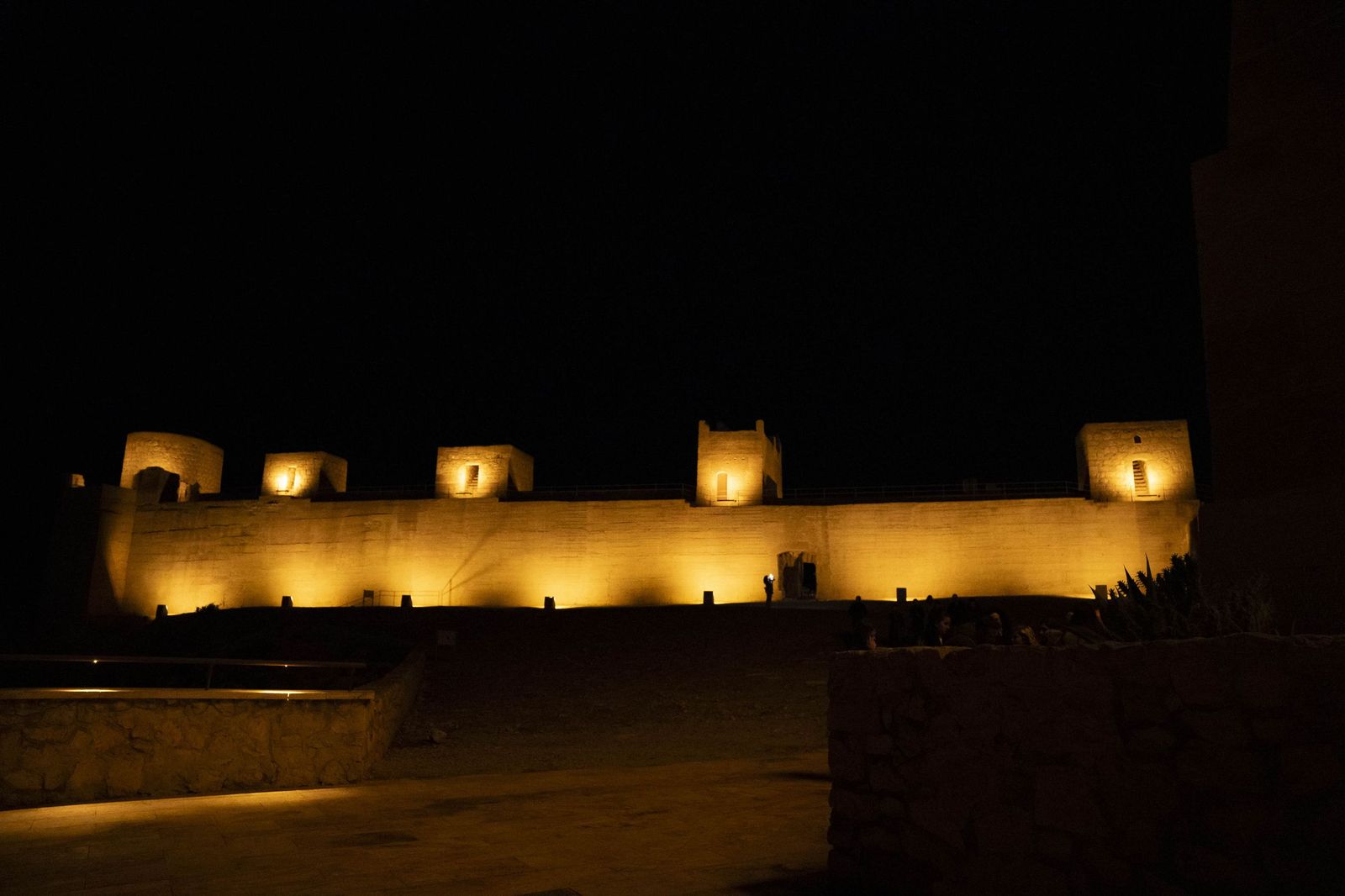 Las murallas del Cerro de San Cristóbal se encienden para iluminar Almería