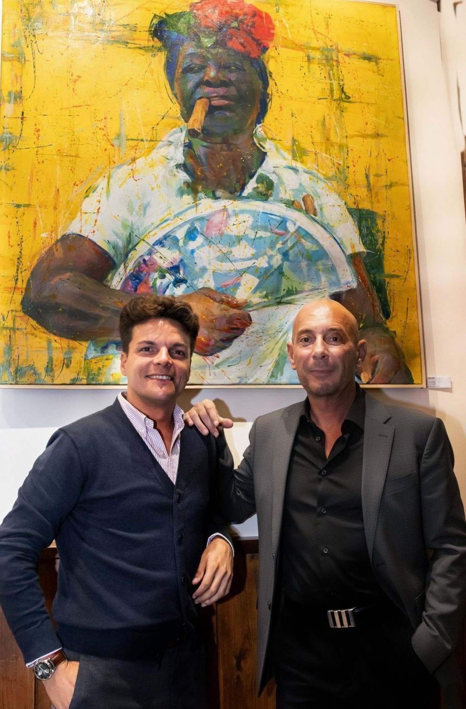 Dino Santiago Corugedo, con José Díaz-Ligüeri Ariño, ante una de sus obras.