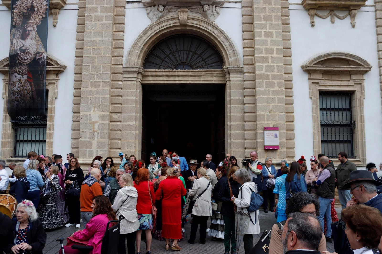 La salida de la hermandad del Rocío de Cádiz, en imágenes