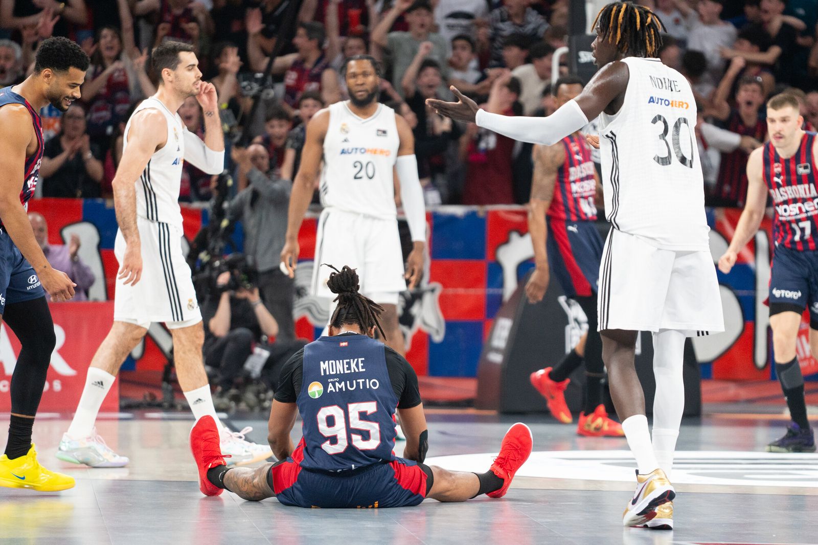 El Madrid tumba al Baskonia y espera a Unicaja o Barcelona en semifinales