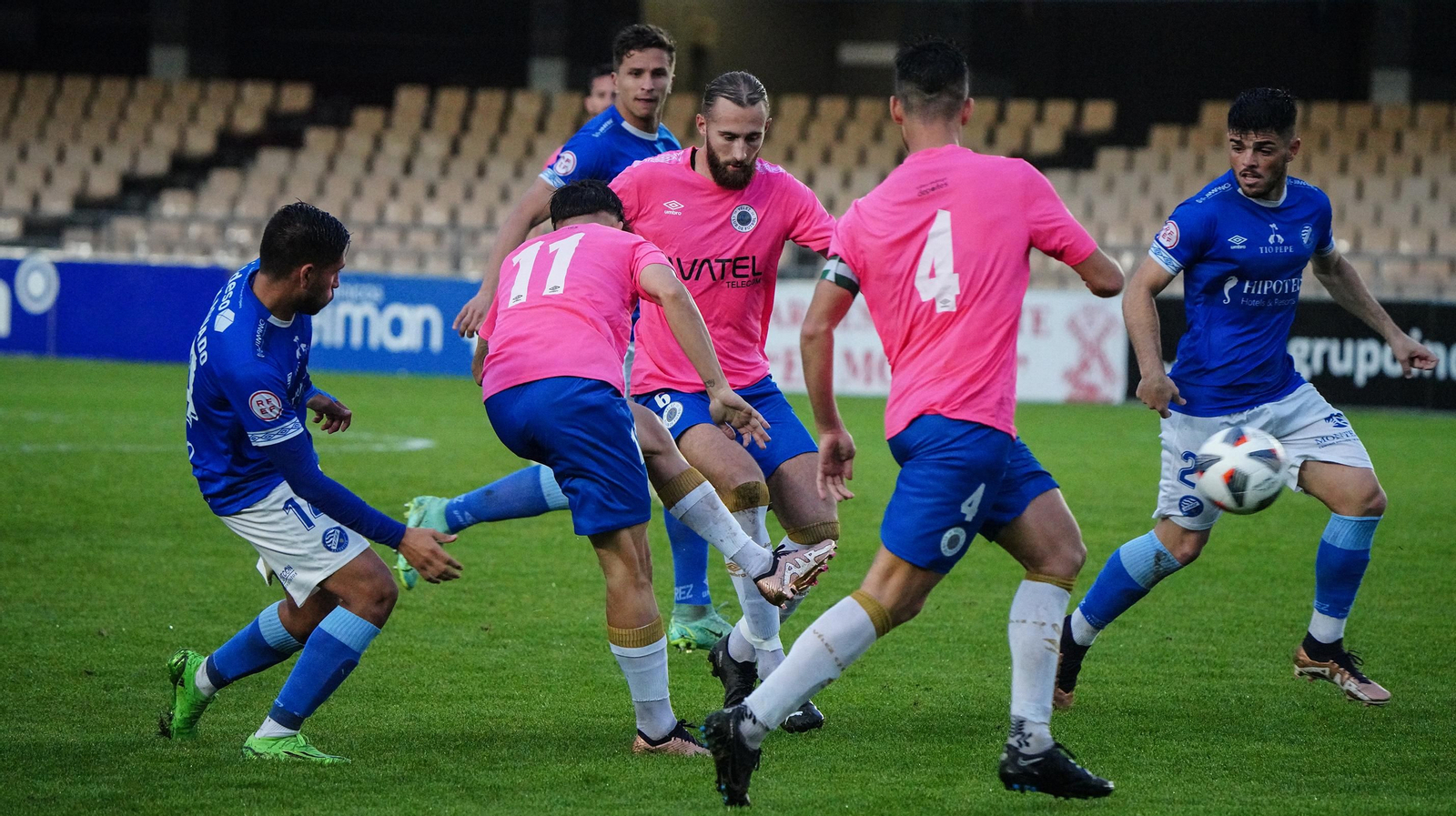 El central Adolfo, que luce el número seis, en un partido en Chapín frente al Xerez DFC defendiendo la camiseta del Vélez.
