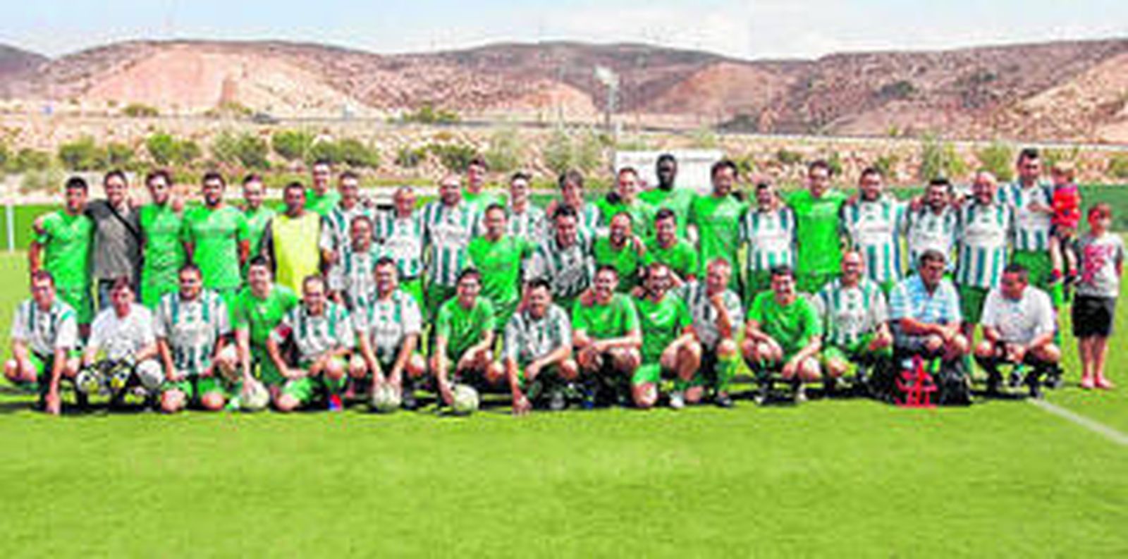 Jugadores de Oriente y Viator posaron juntos antes del partido homenaje a Pepe Asensio, que estuvo muy vinculado a ambos clubes.