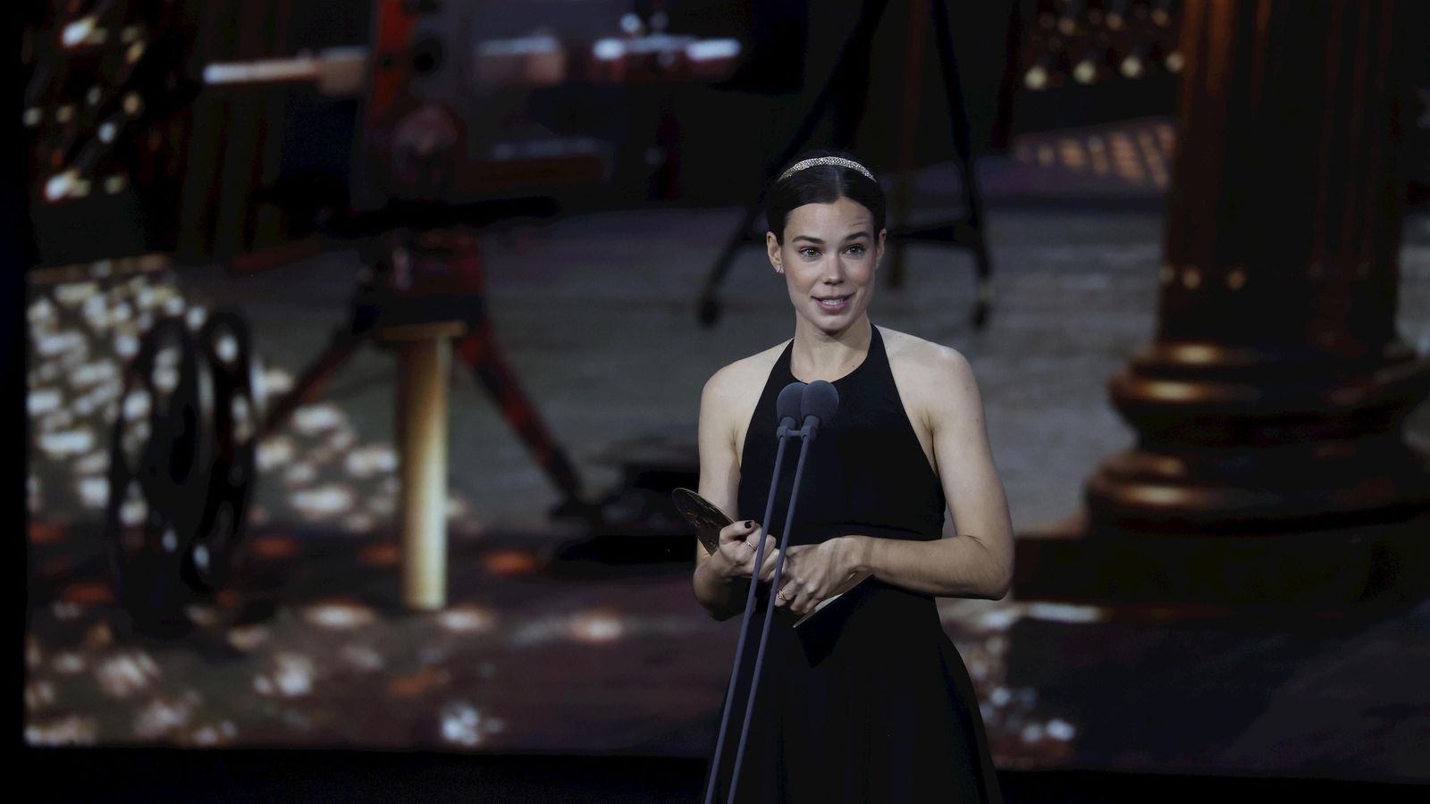 Laia Costa, con su premio a la mejor actriz. Laia Costa, con su premio a la mejor actriz.
