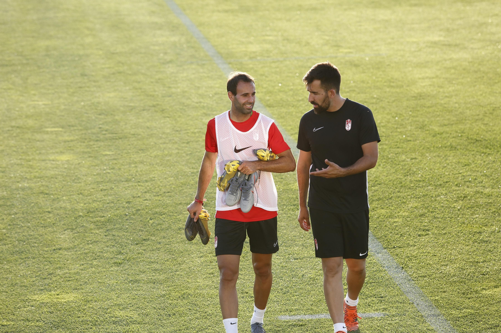 Álvaro García, que también participa en las sesiones de entrenamiento diario, charla con el capitán Víctor Díaz en la Ciudad Deportiva.