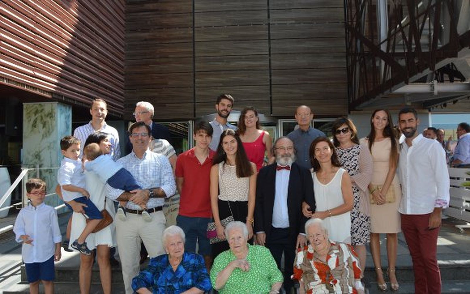 La homenajeada con la rama Roquette Gaona y todos sus descendientes.

Foto: Ignacio Casas de Ciria