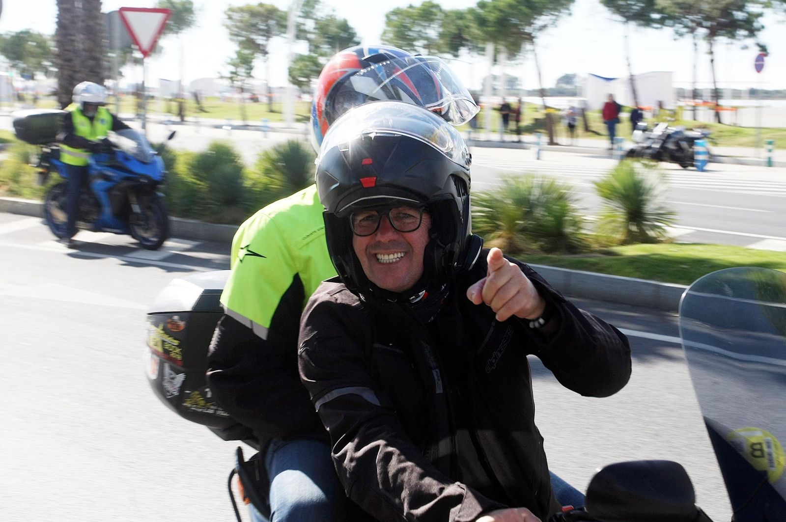 Imágenes de la concentración motera en memoria de Hugo Millán por las calles de Huelva