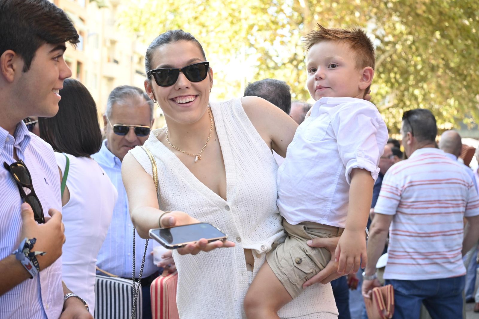 Imágenes de ambiente en el cuarto día de toros en Huelva