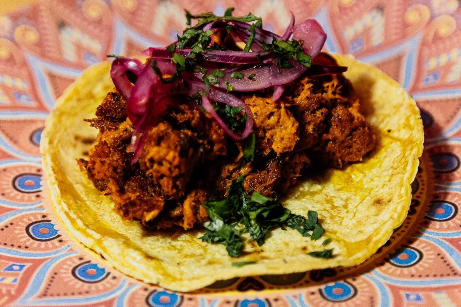 Taco de cochinita pibil.