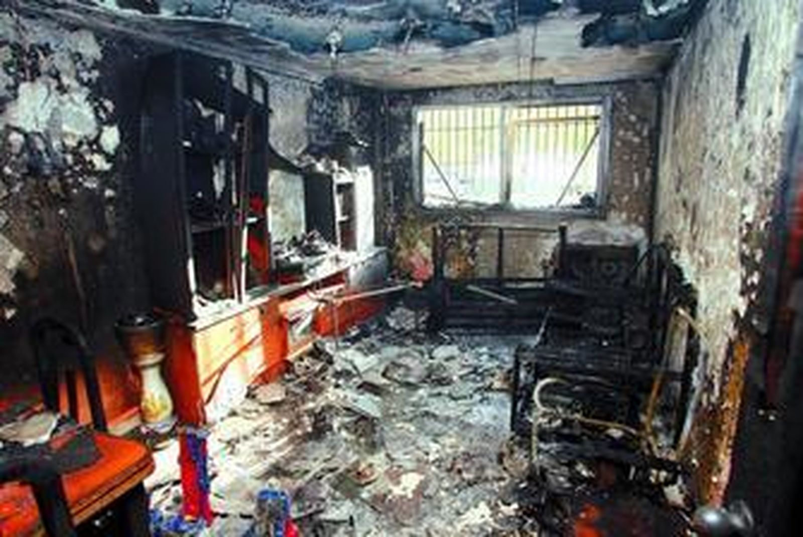 Siete heridos en un fuego en la Oliva