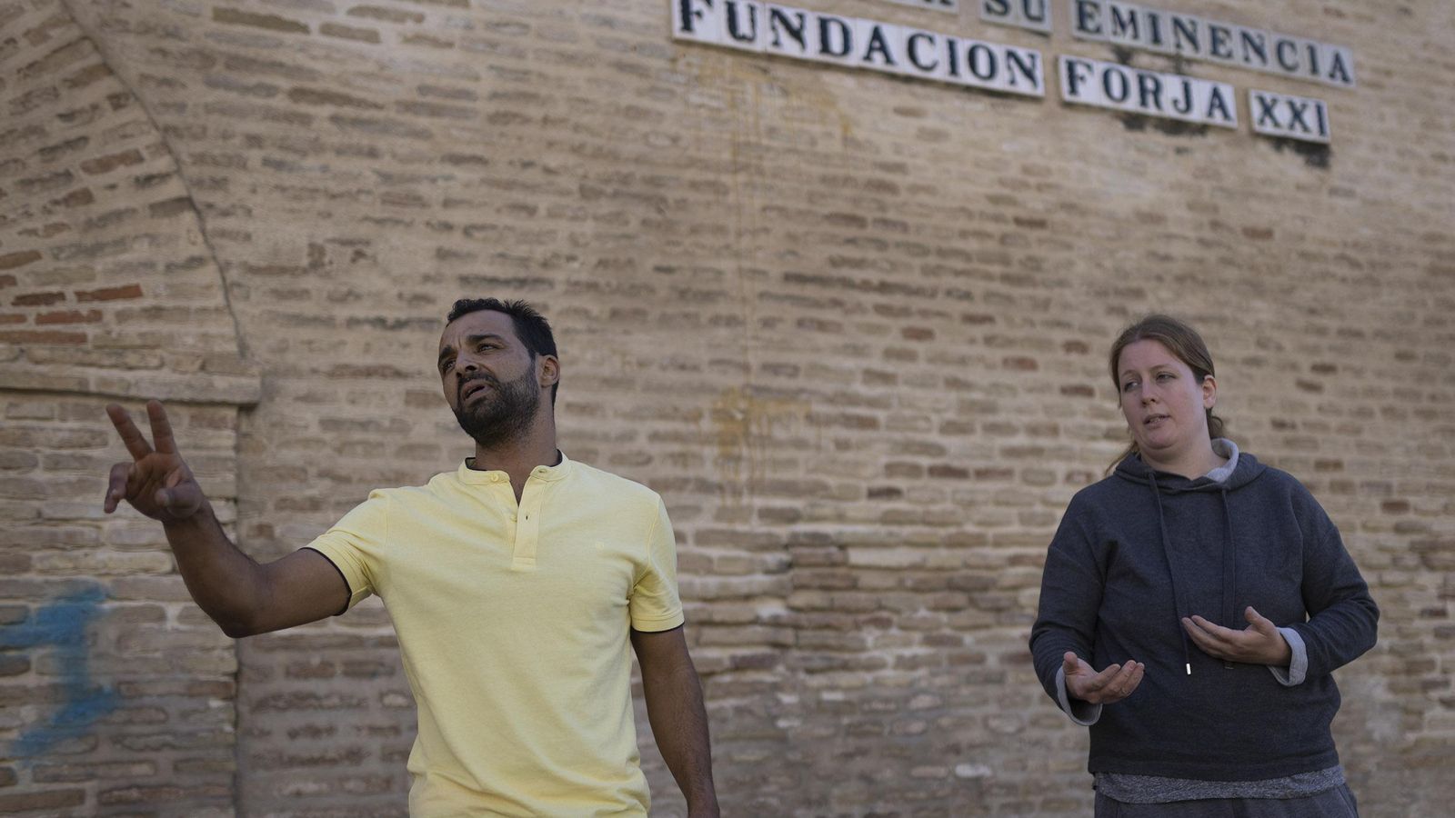 La pareja, en una de las puertas de la hacienda Su Eminencia.
