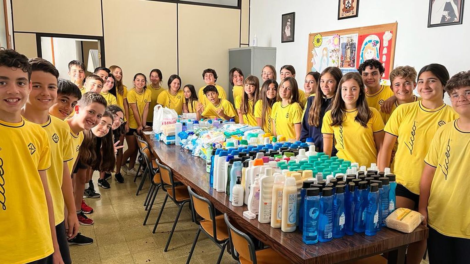 Alumnos del Liceo, con el material de higiene recogido con la iniciativa solidaria.