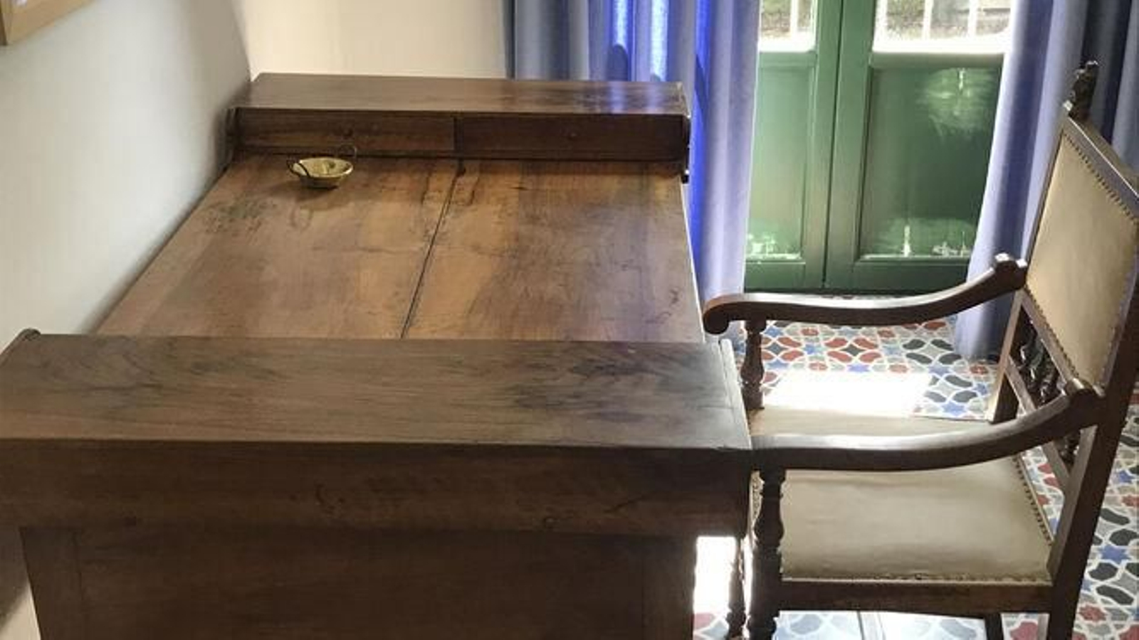 Una imagen actual del escritorio de Lorca donde se puede ver la fisura en el centro.