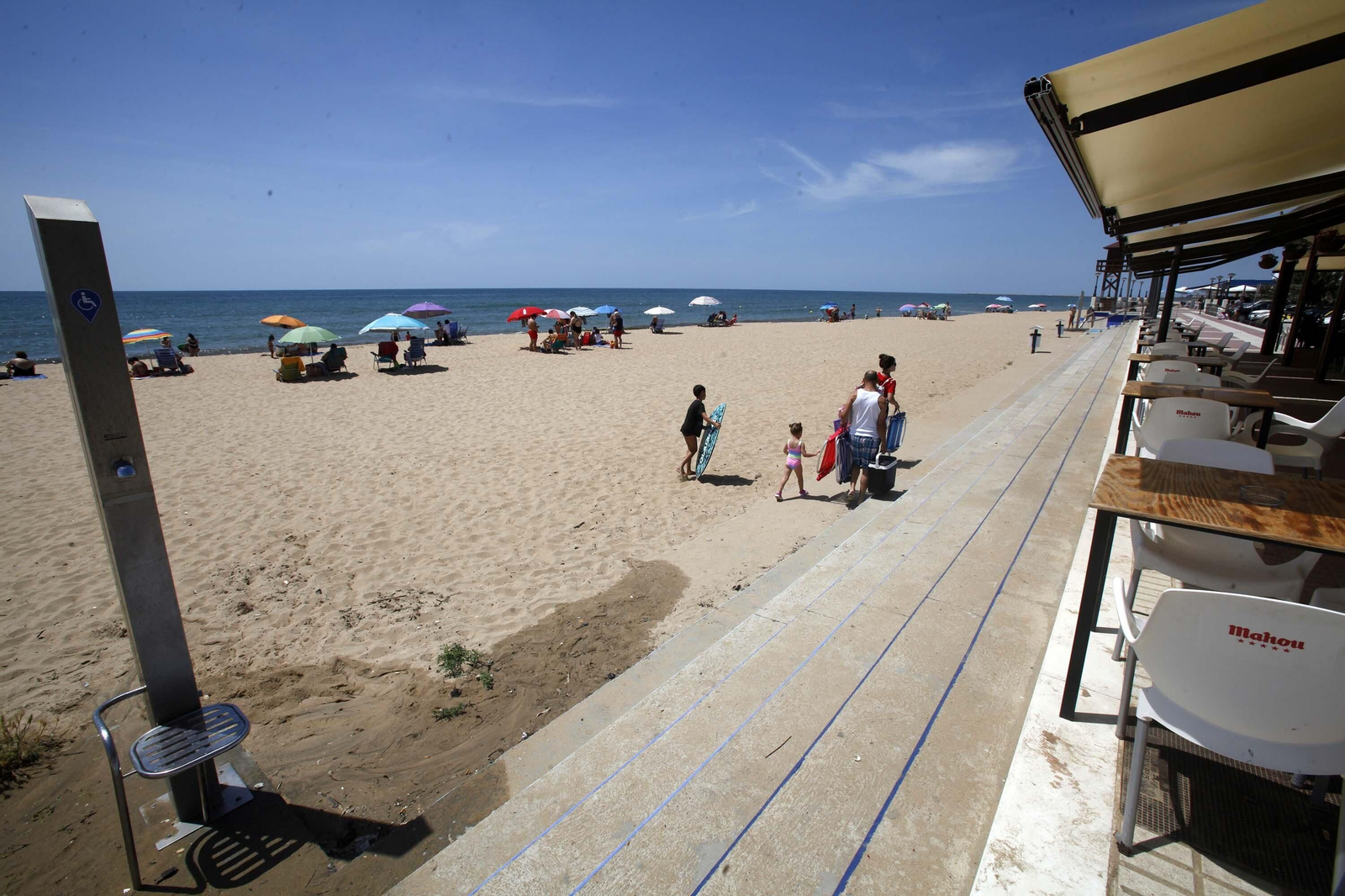 Onubenses disfrutan de un día de playa.