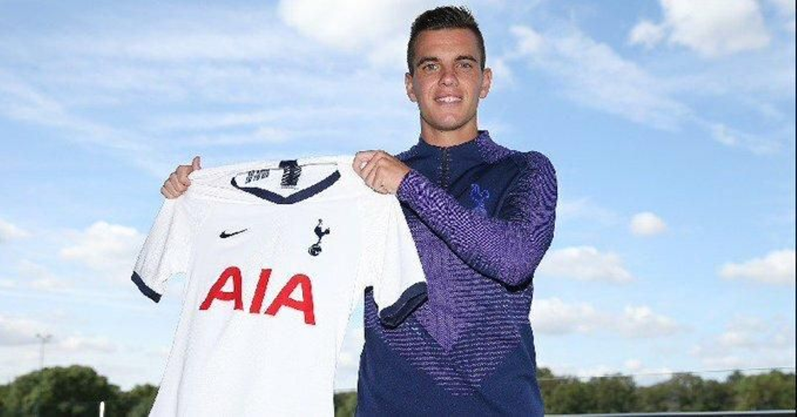Lo Celso posa con la camiseta del Tottenham.