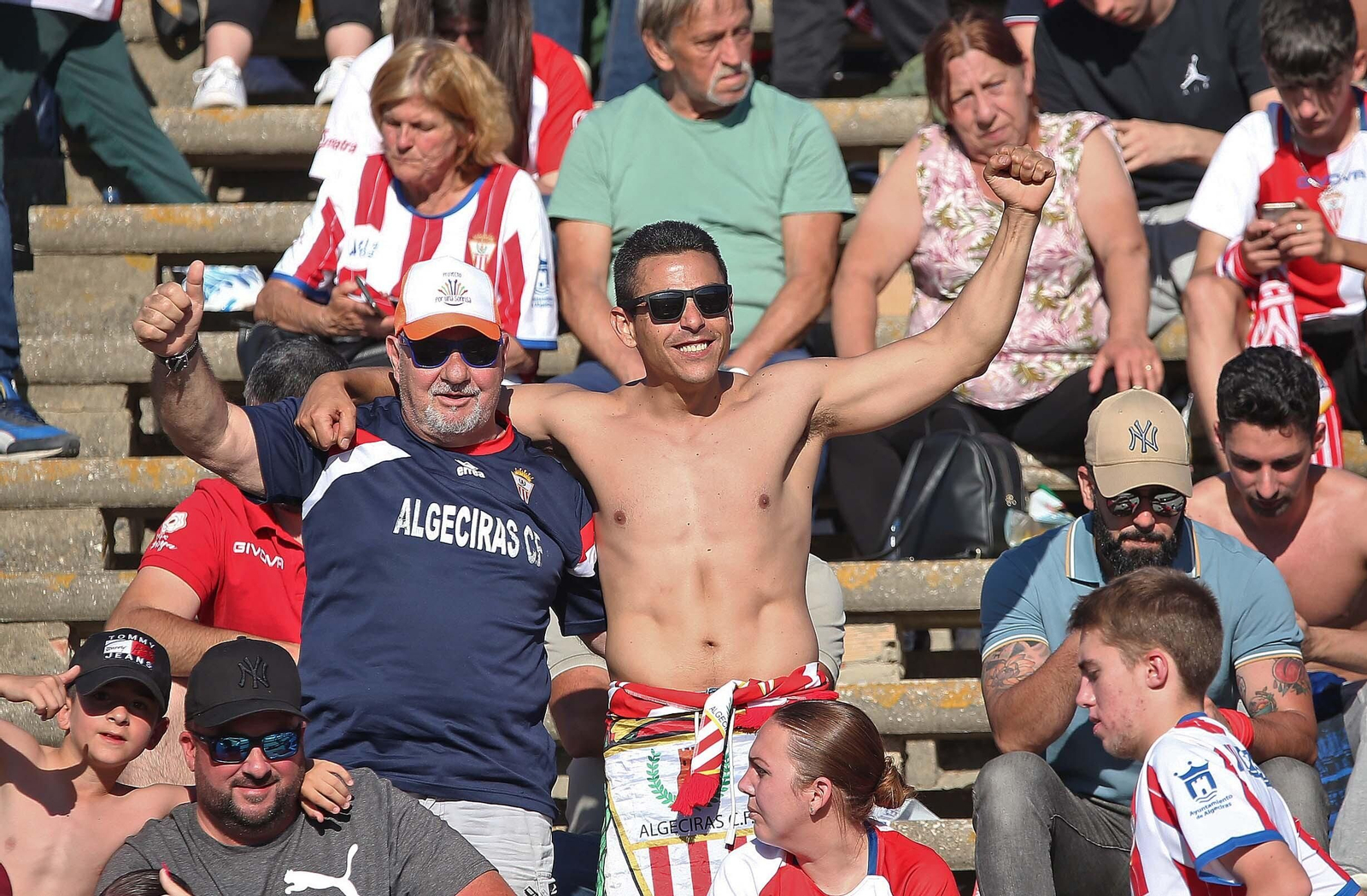 Fotos de la afición durante el Balona - Algeciras en el estadio municipal de La Línea