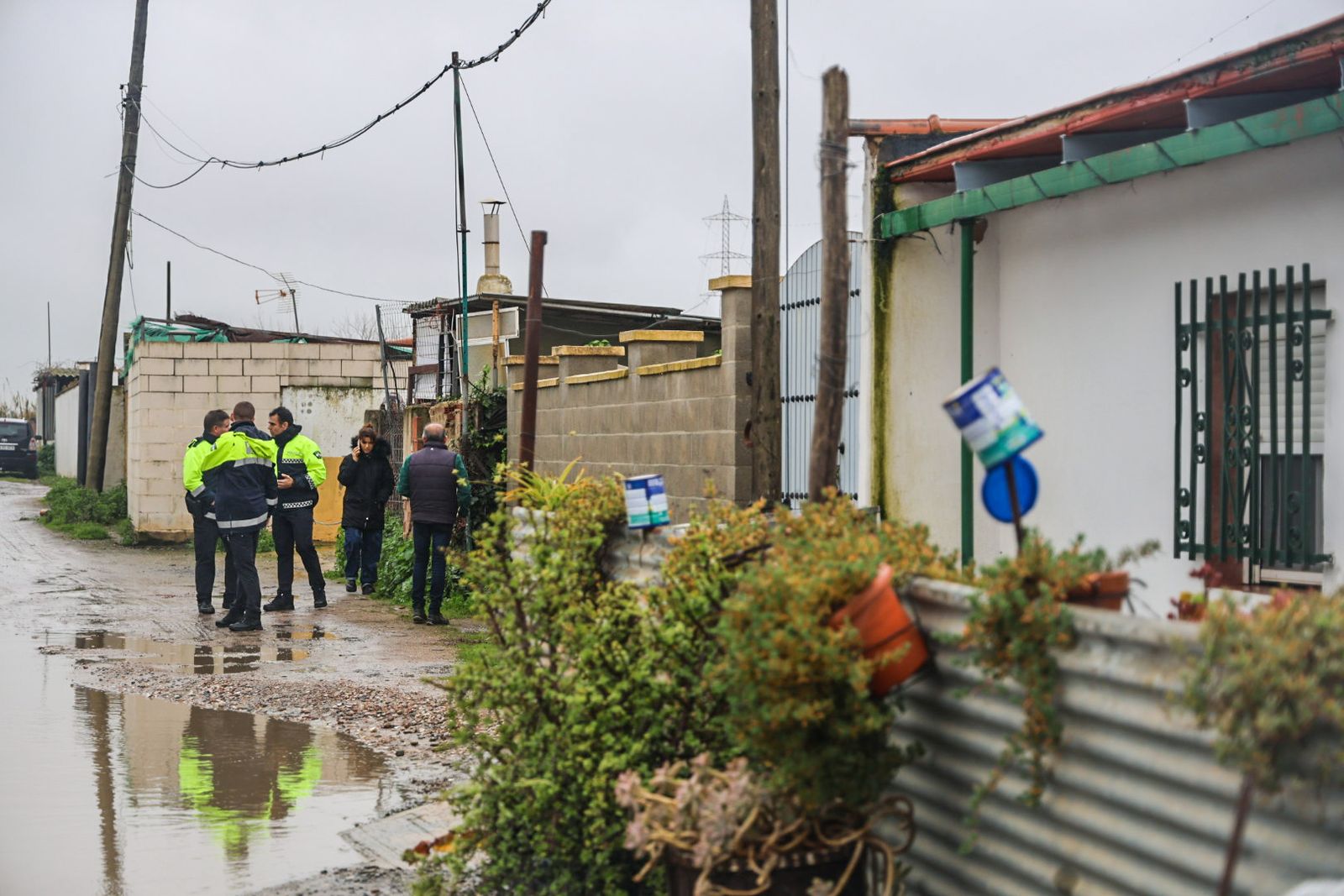 Fotografías del desalojo de familias y animales en Peguerillas por la borrasca Leonardo