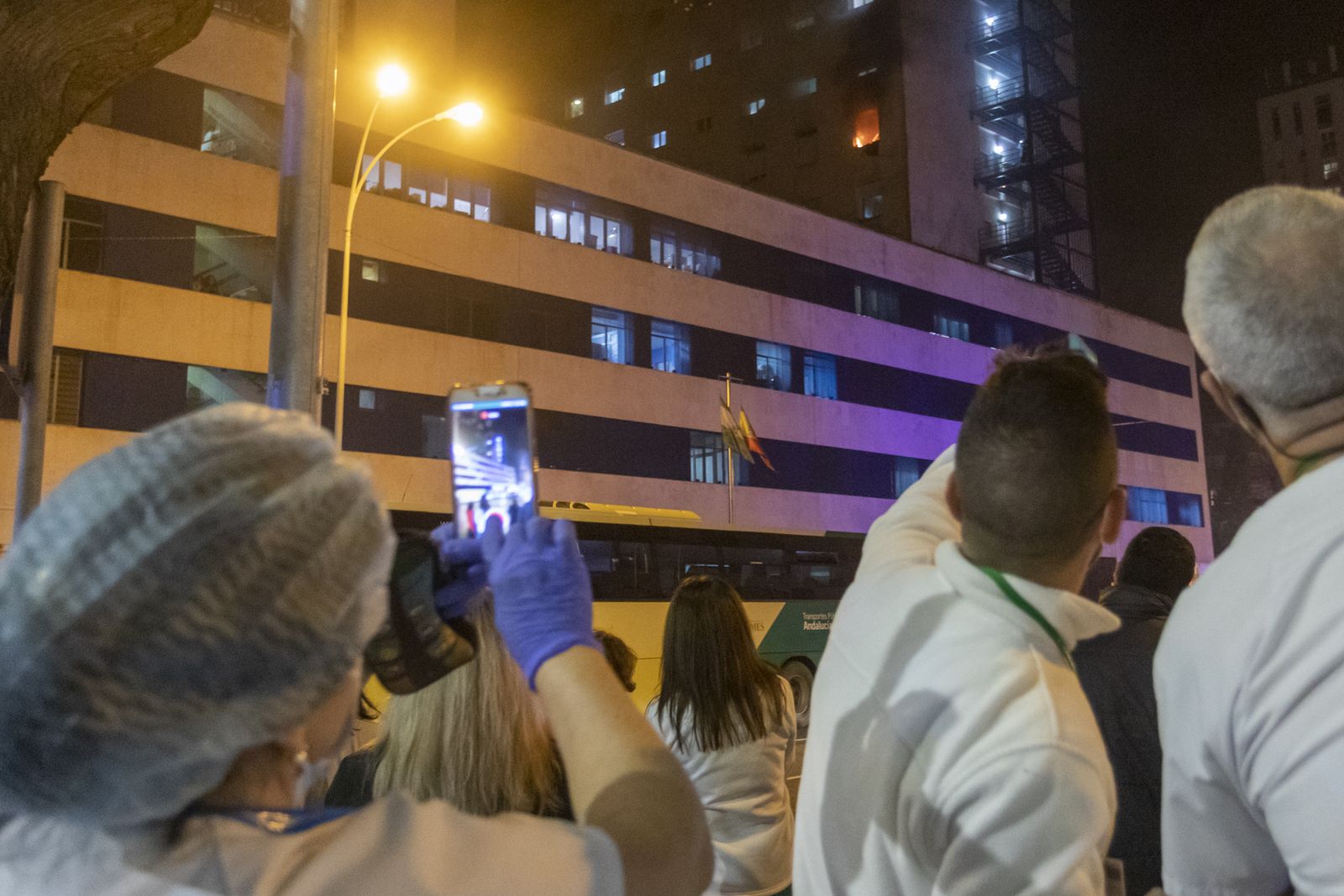 Personal del propio hospital graba el incendio en el Puerta del Mar.