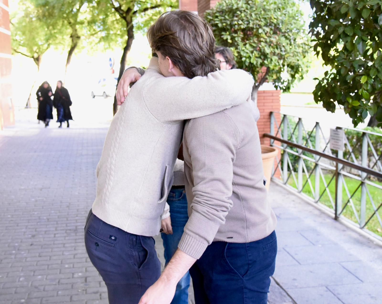 Amigos y familiares de Fernando se funden en un abrazo a las puertas del tanatorio donde se velan sus restos.