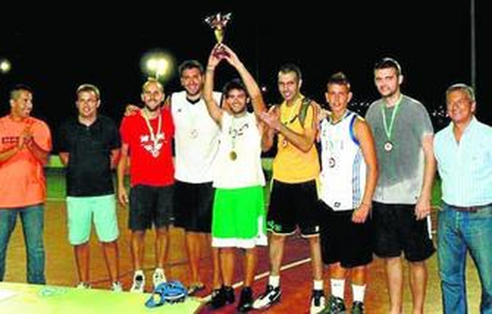 El conjunto Los Mocosos, recogiendo su trofeo que lo acredita como campeón de la Liga.