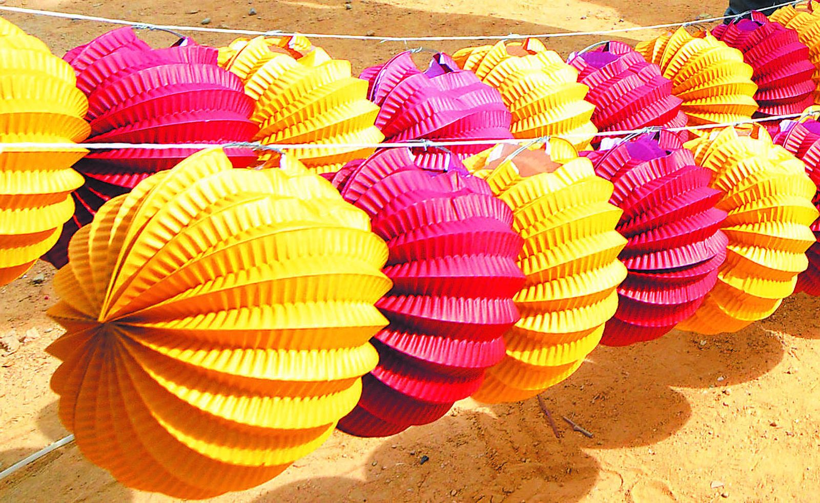 Manolita Fernández durante el tradicional reparto de piezas de pan.