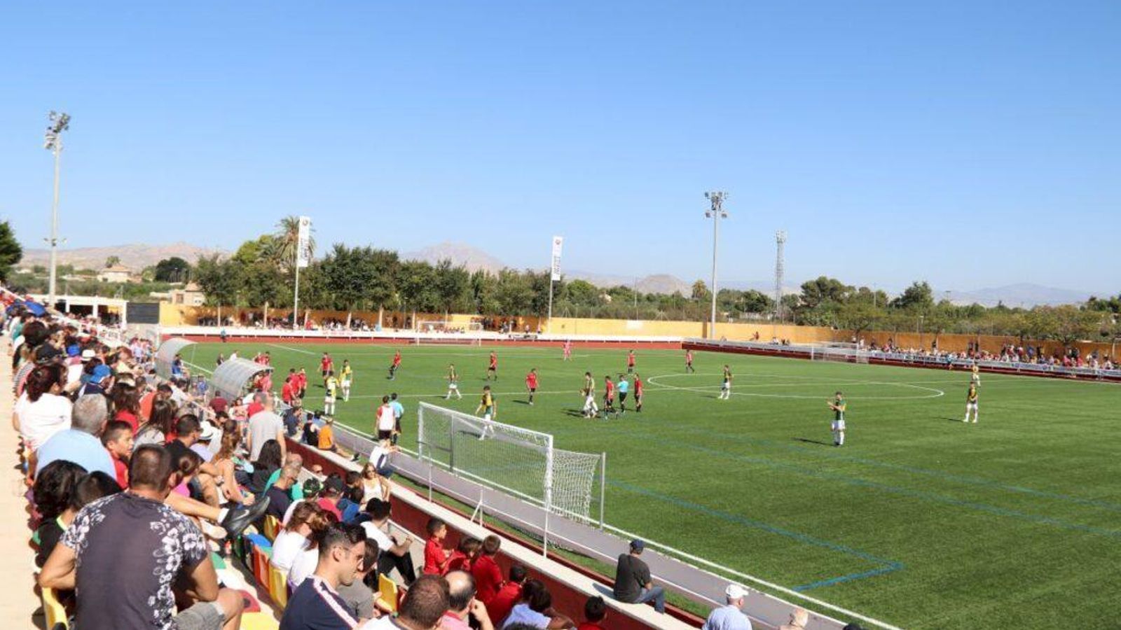 El campo del Jove Español tiene capacidad para unas 2.500 personas.