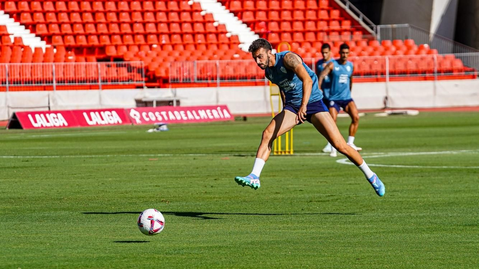 Álex Centelles dispara a portería en el último entrenamiento del equipo en el UDA Stadium.