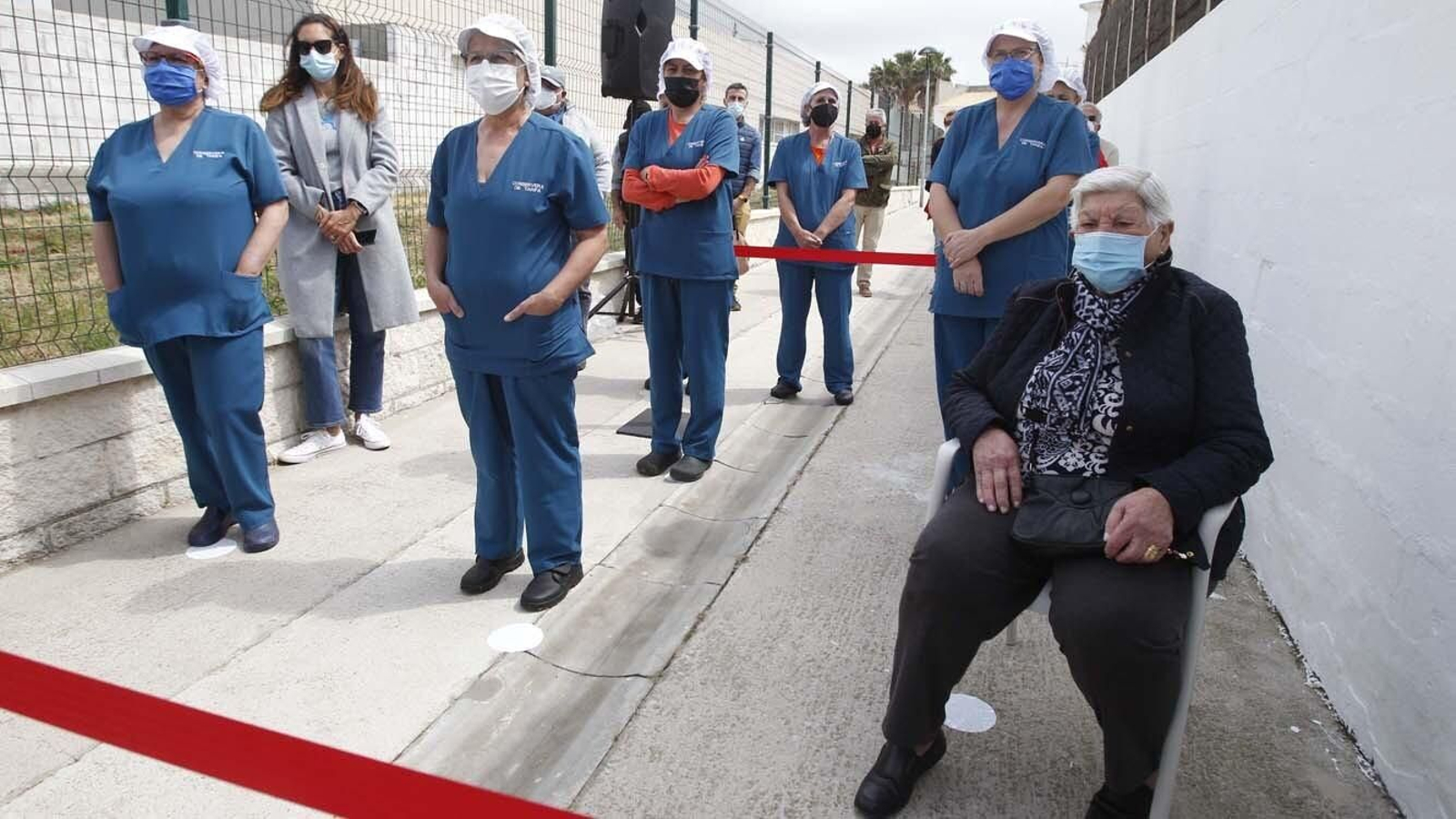 Las fotos de la inauguración de la calle Estibadoras de la Conservera en Tarifa