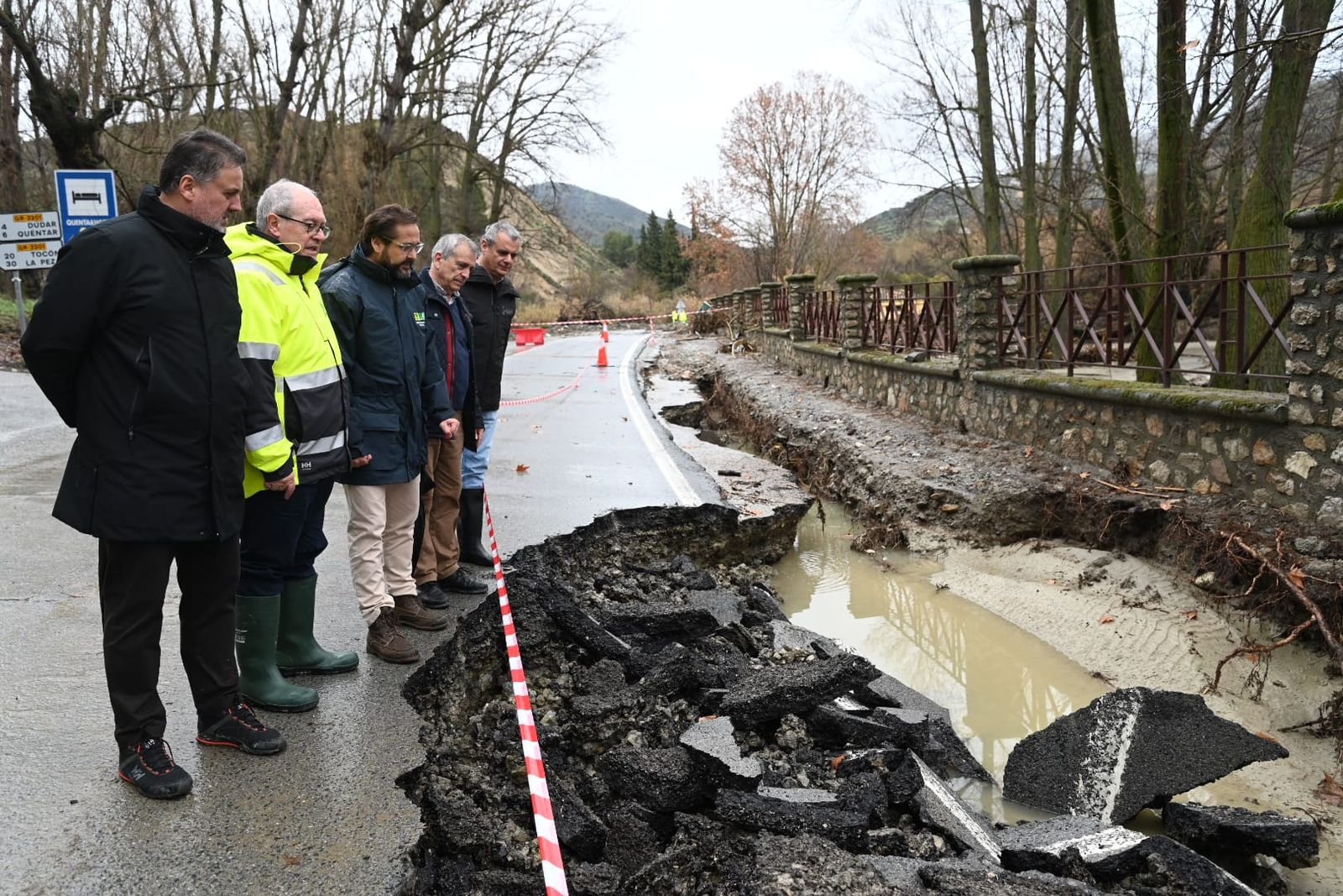 El delegado del Gobierno Andaluz, Antonio Granados, contempla los daños provocados por los temporales de las últimas semanas.
