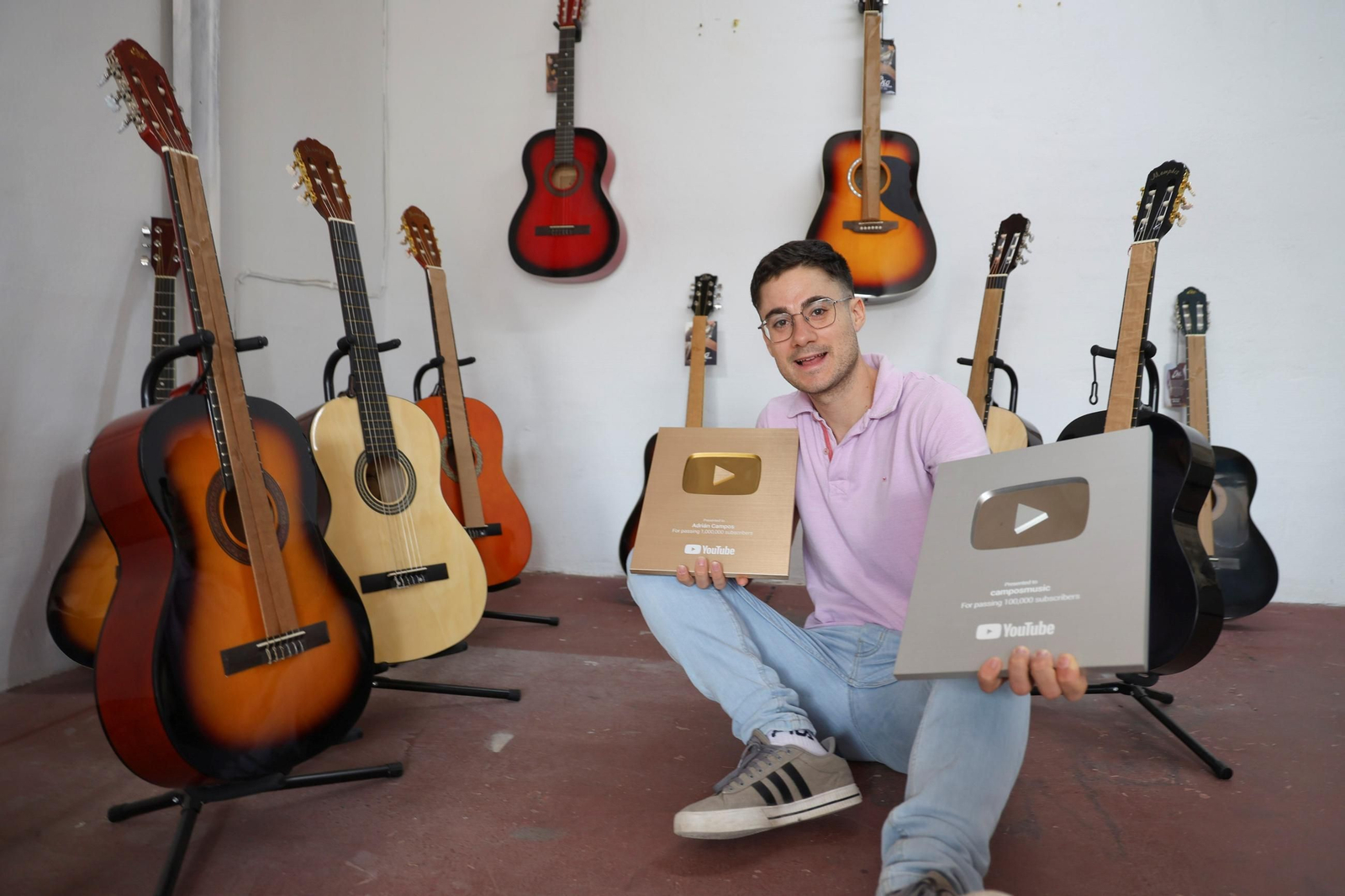 Las fotos de Adrián Campos, el malagueño que triunfa en TikTok y YouTube con sus clases de guitarra
