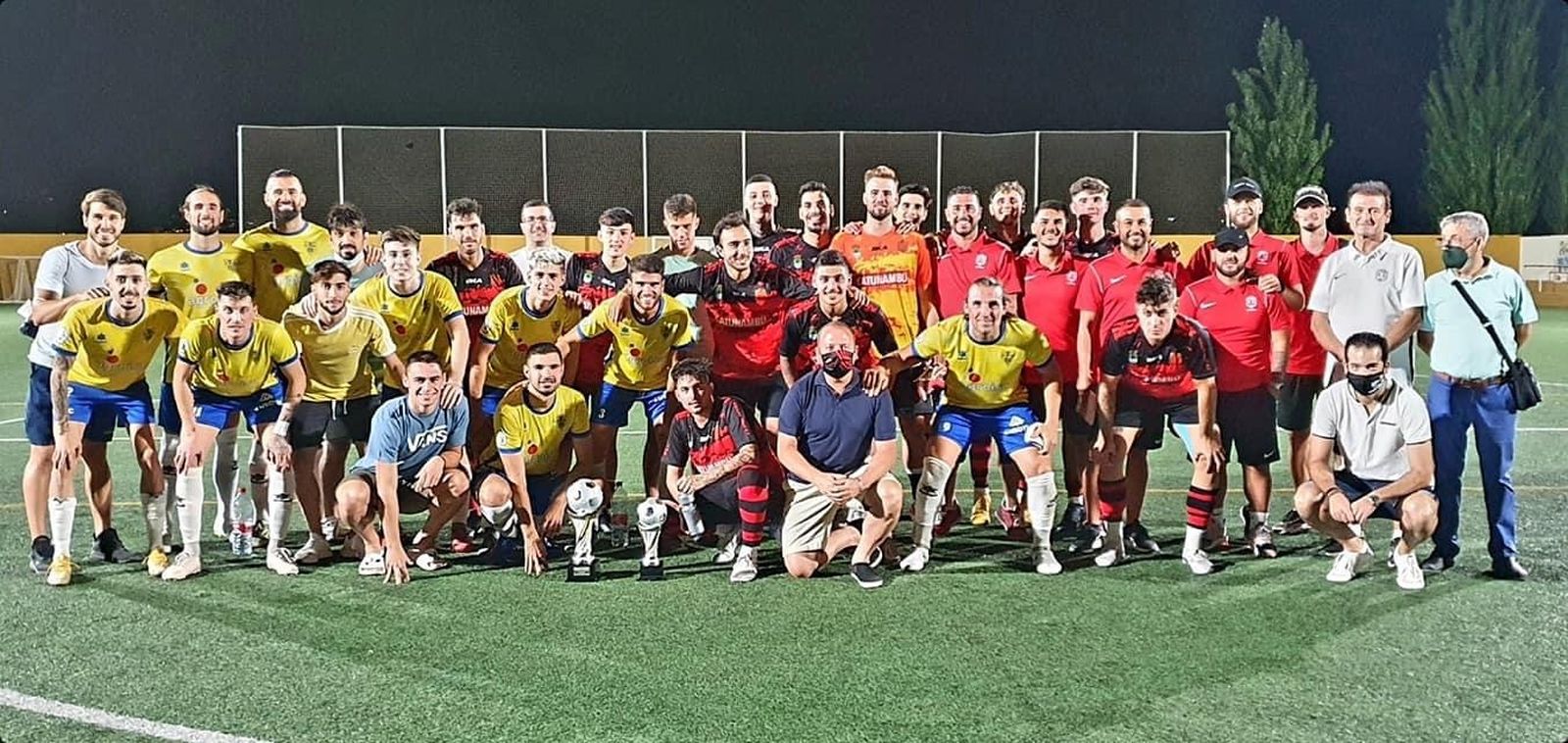 Foto familia de los participantes en el homenaje.