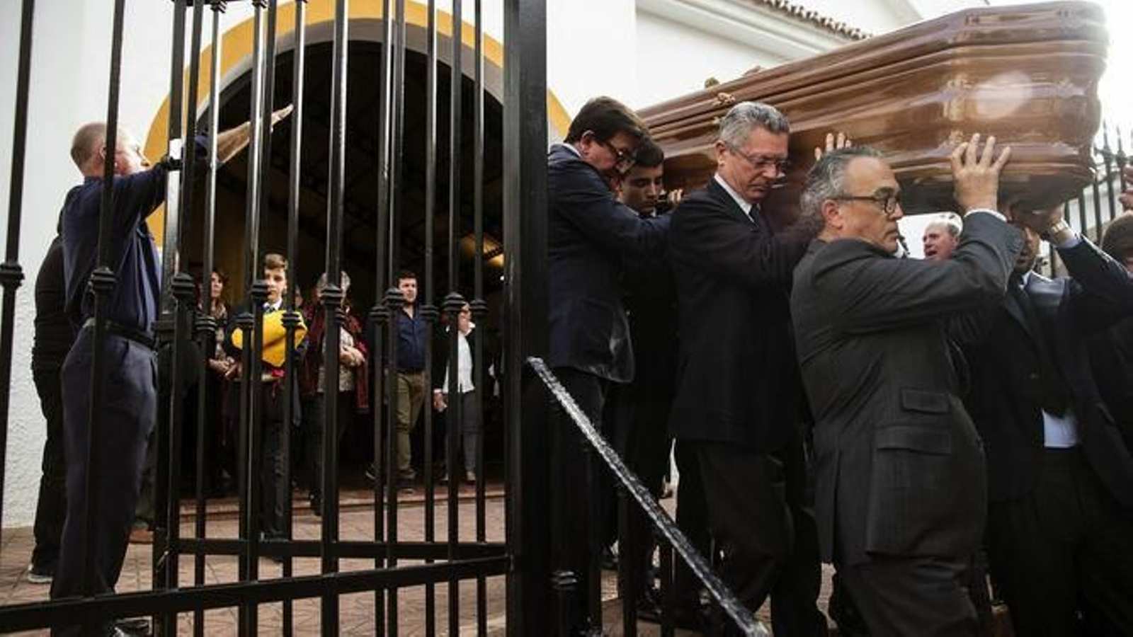 Entierro en 2017 de Utrera Molina en Nerja con su yerno, el ex ministro del PP Alberto Ruiz Gallardón, portando el féretro