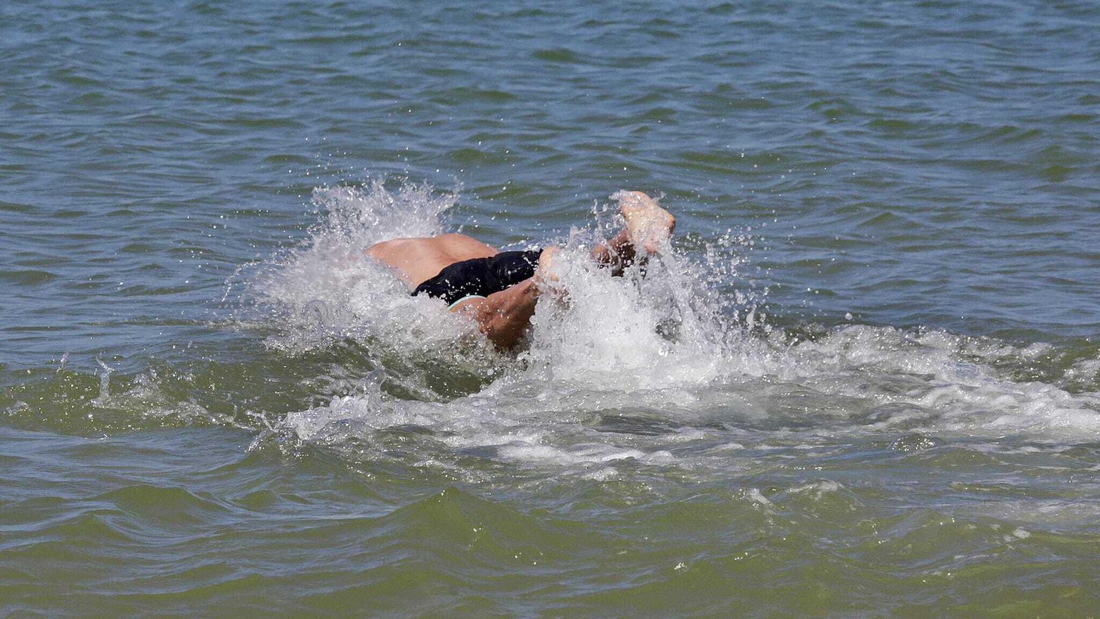 Un bañista, esta mañana en la playa de El Manantial.