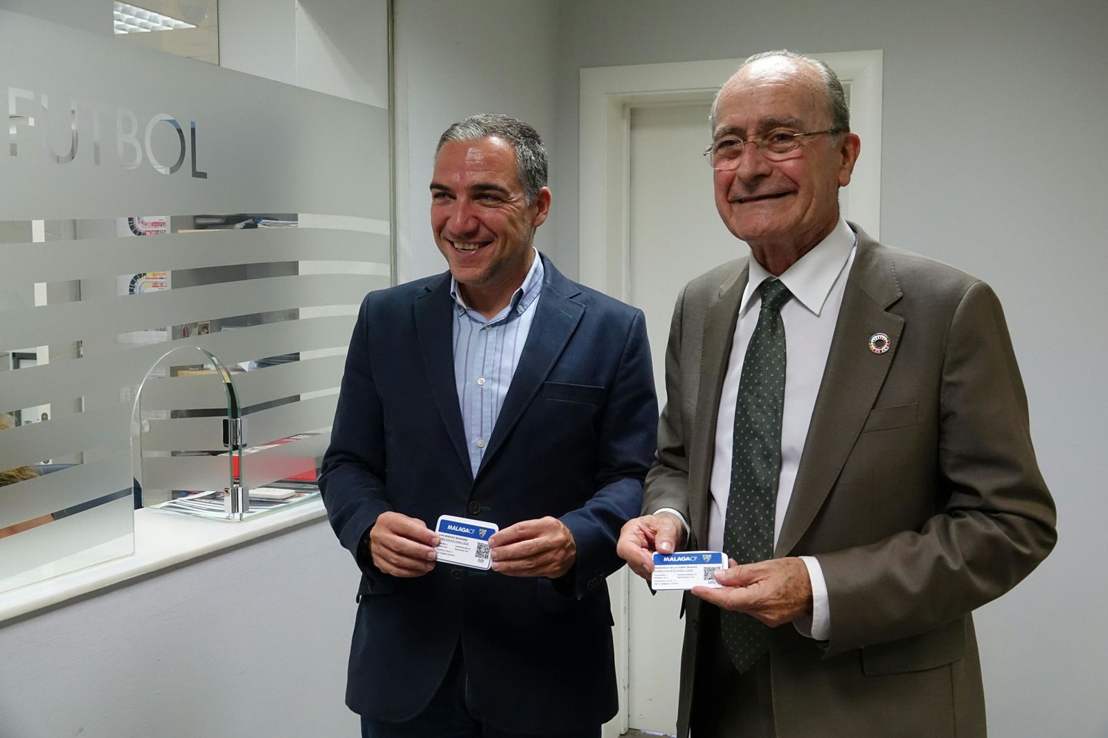 Bendodo y De la Torre ayer en la renovación de sus abonos del Málaga Club de Fútbol.