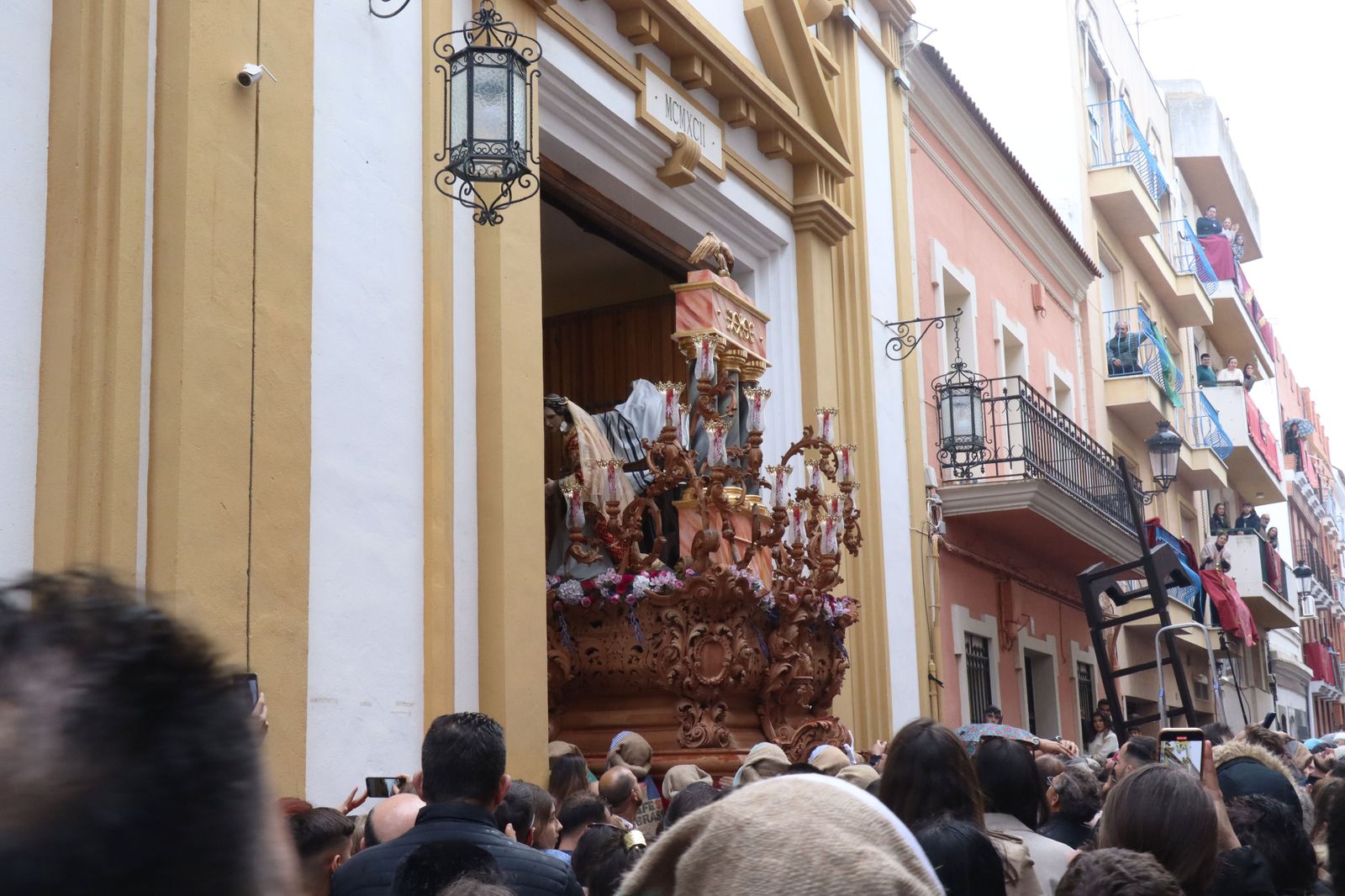 Las mejores imágenes del Martes Santo en Huelva: La Hermandad de La Sentencia