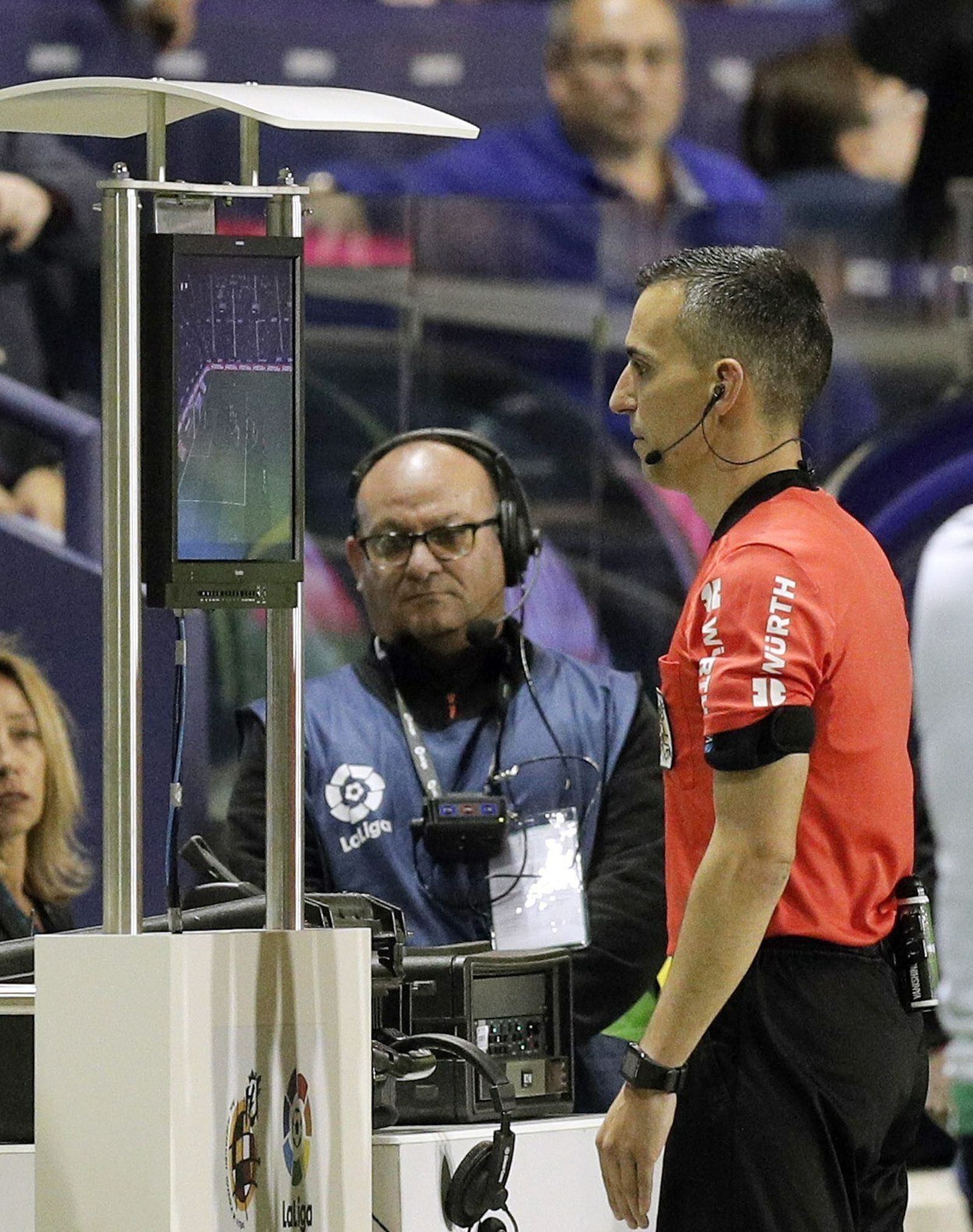 Jaime Latre consulta el VAR en un partido de la pasada temporada.