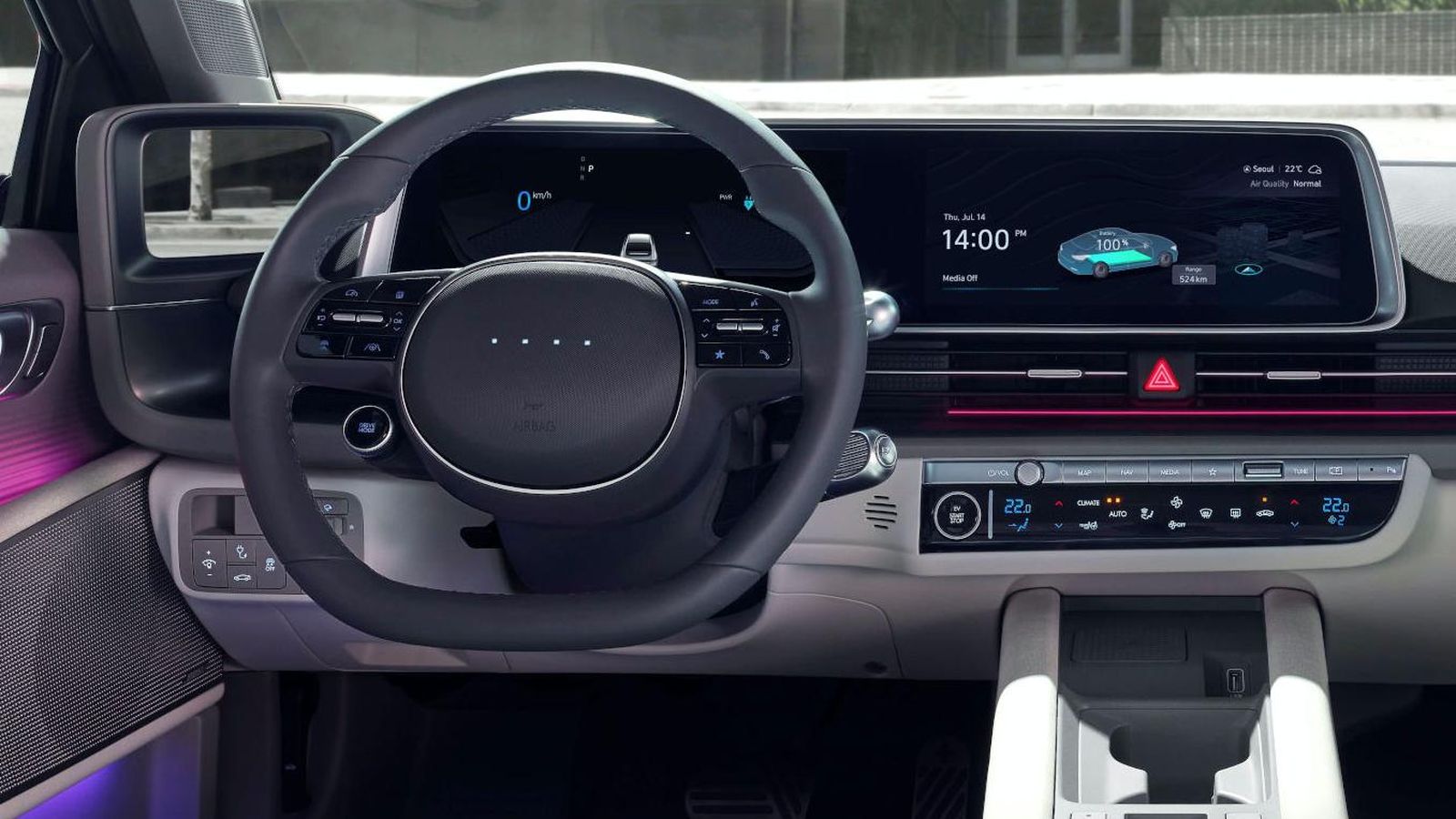 En los extremos del salpicadero se sitúan las cámaras correspondientes a los retrovisores digitales. La consola central puede servir como base para situar sobre ella un ordenador o una tablet cuando el Ioniq 6 está detenido.