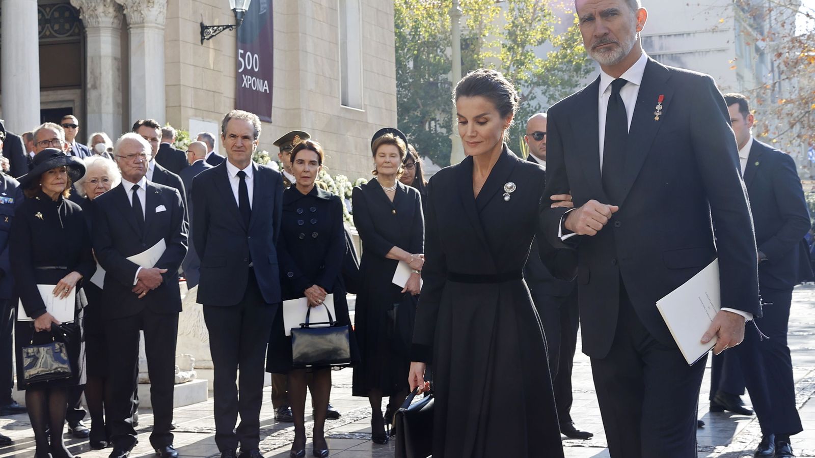 Felipe VI y Letizia, a la salida de la Catedral Metropolitana de Atenas, donde se celebraron las exequias por Constantino II de Grecia.