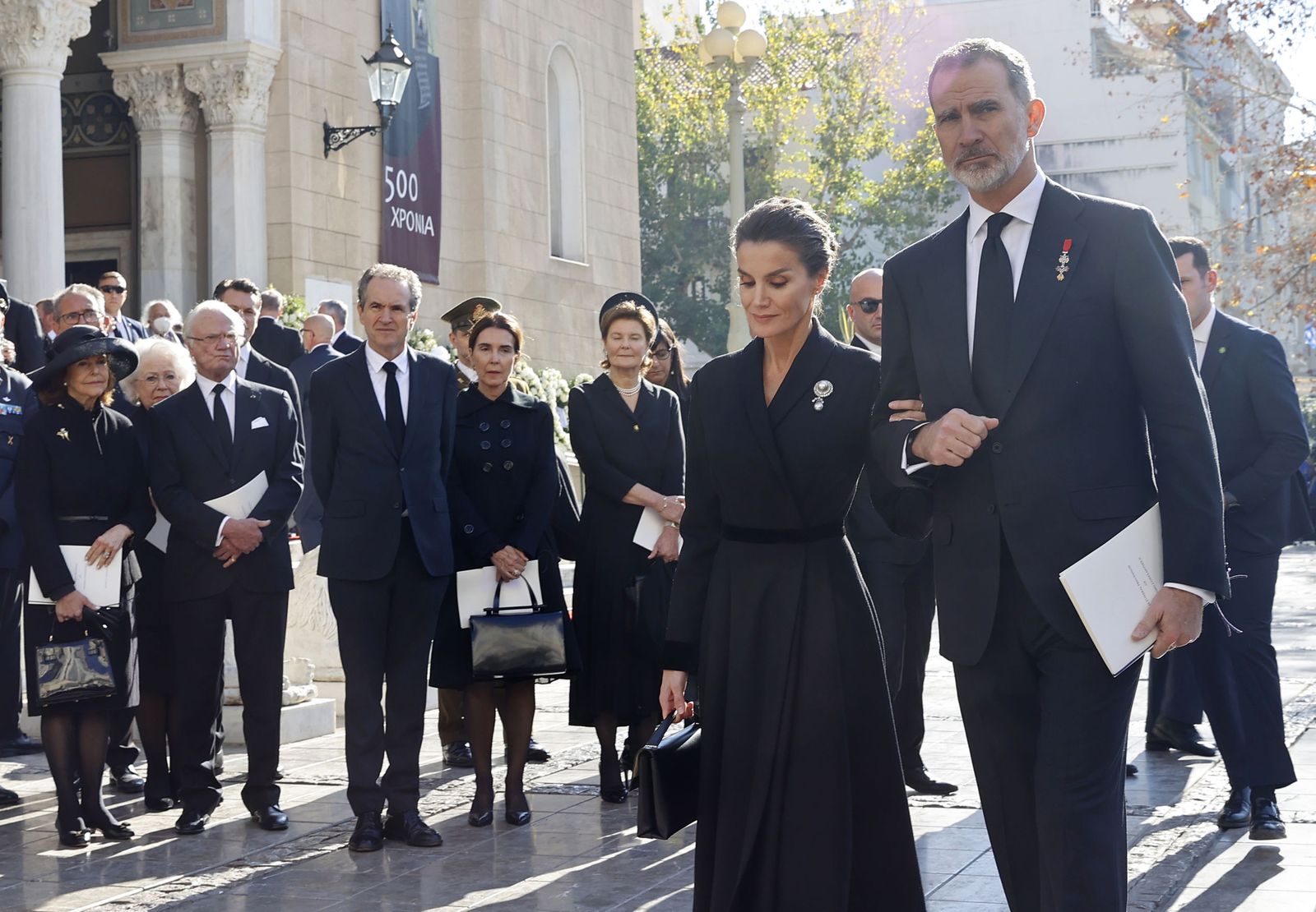 Felipe VI y Letizia, a la salida de la Catedral Metropolitana de Atenas, donde se celebraron las exequias por Constantino II de Grecia.