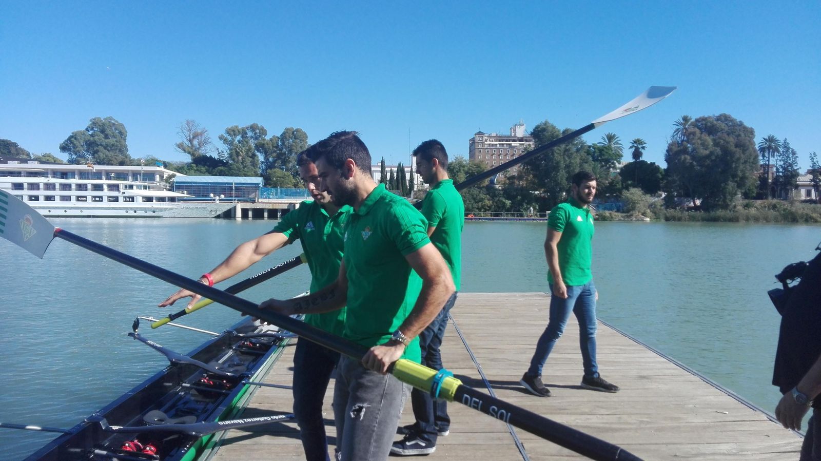 Barragán sujeta un remo del bote bético.